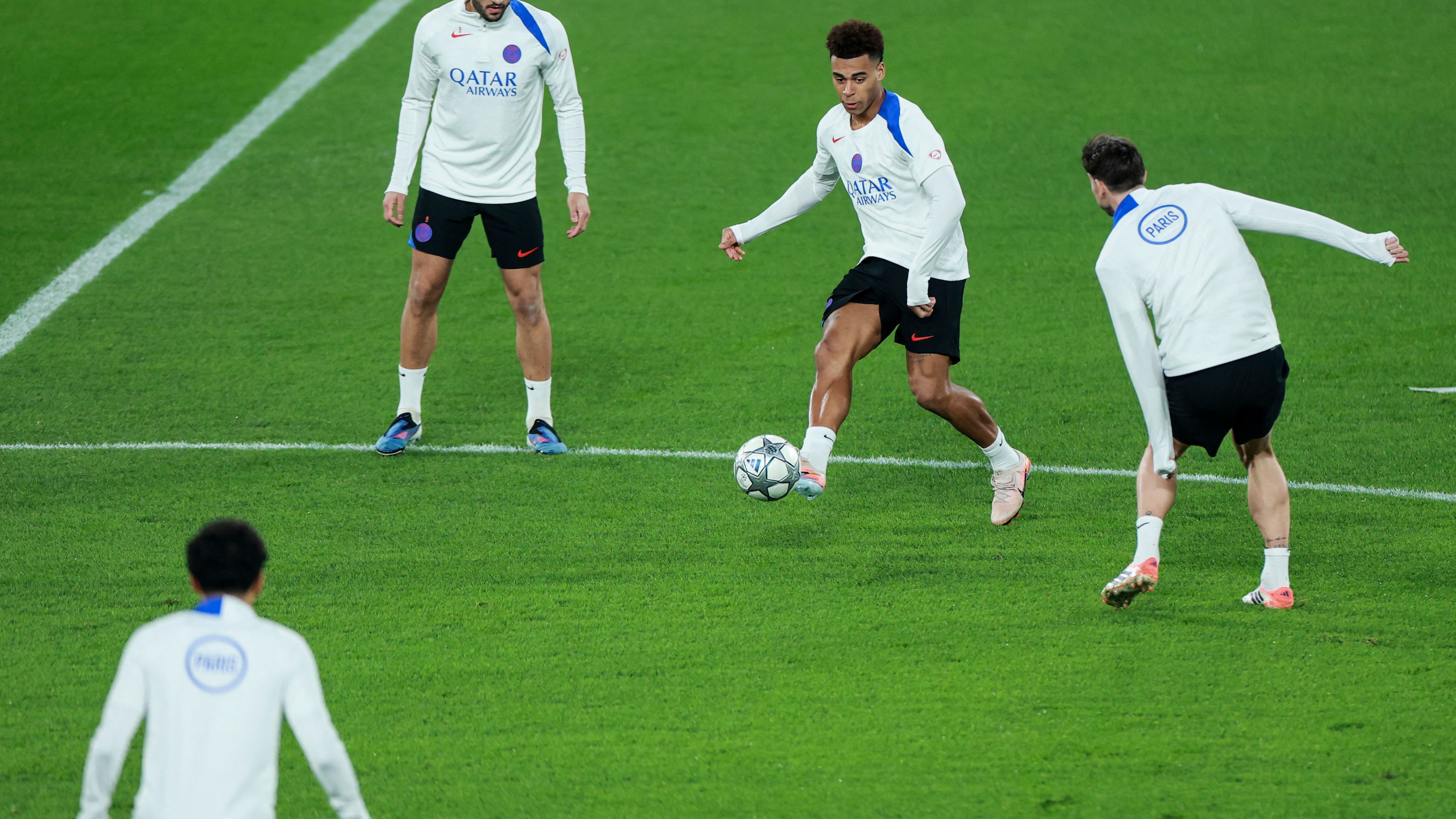 FBL-EUR-C1-PARIS SG-TRAINING