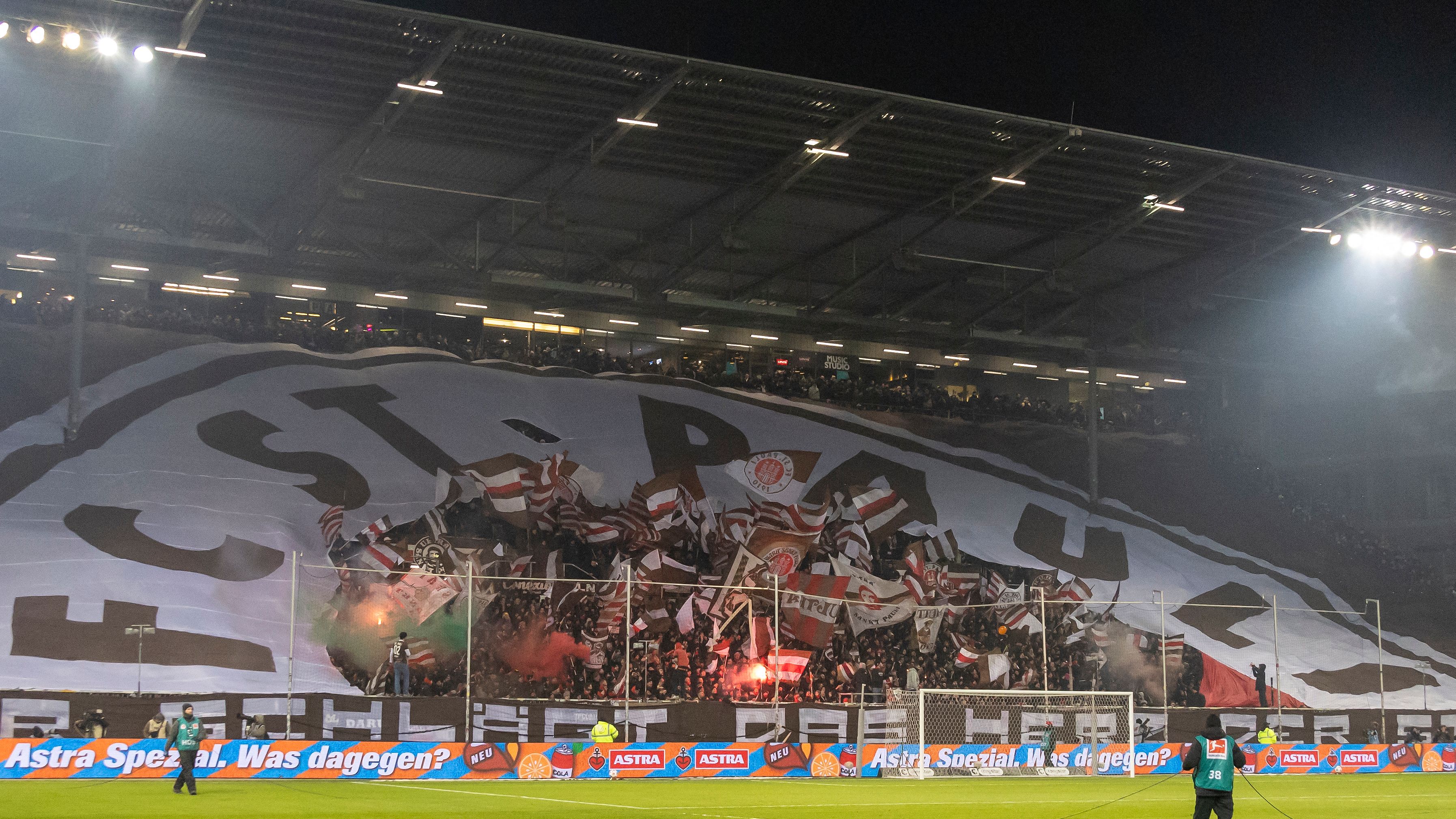 FBL-GER-BUNDESLIGA-ST PAULI-HAMBURG