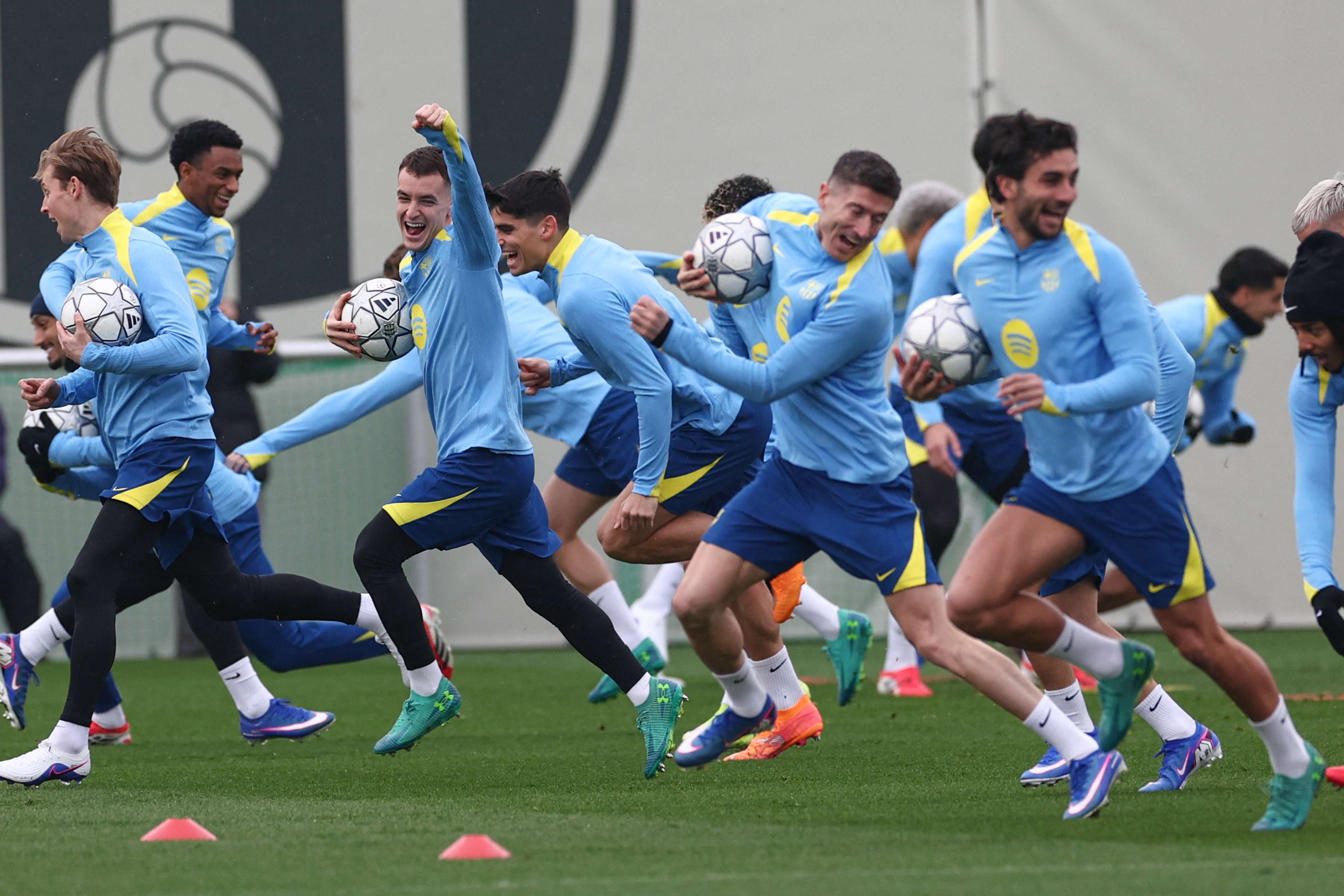 TOPSHOT-FBL-EUR-C1-BARCELONA-TRAINING
