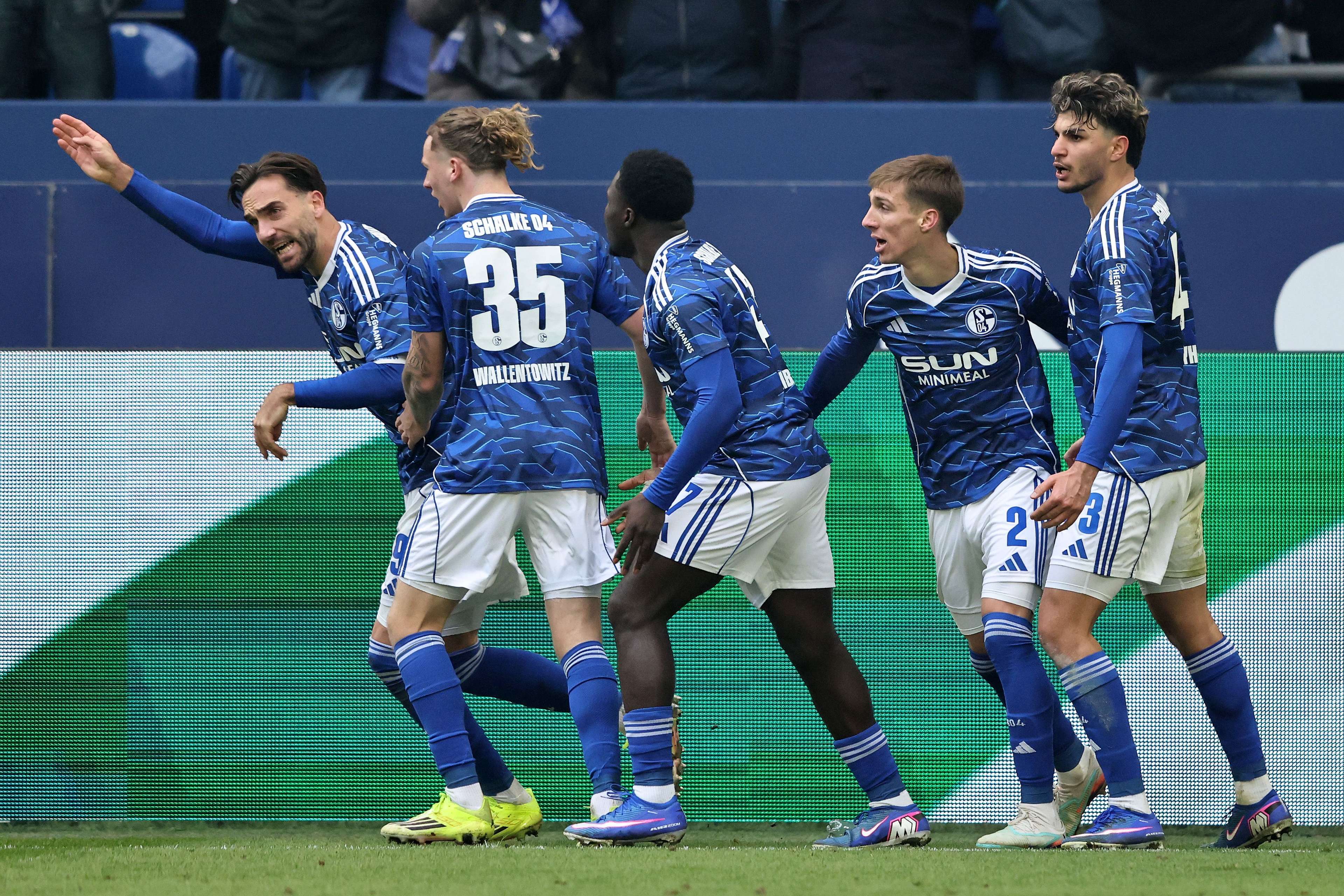 FC Schalke 04 v 1. FC Kaiserslautern - 2. Bundesliga