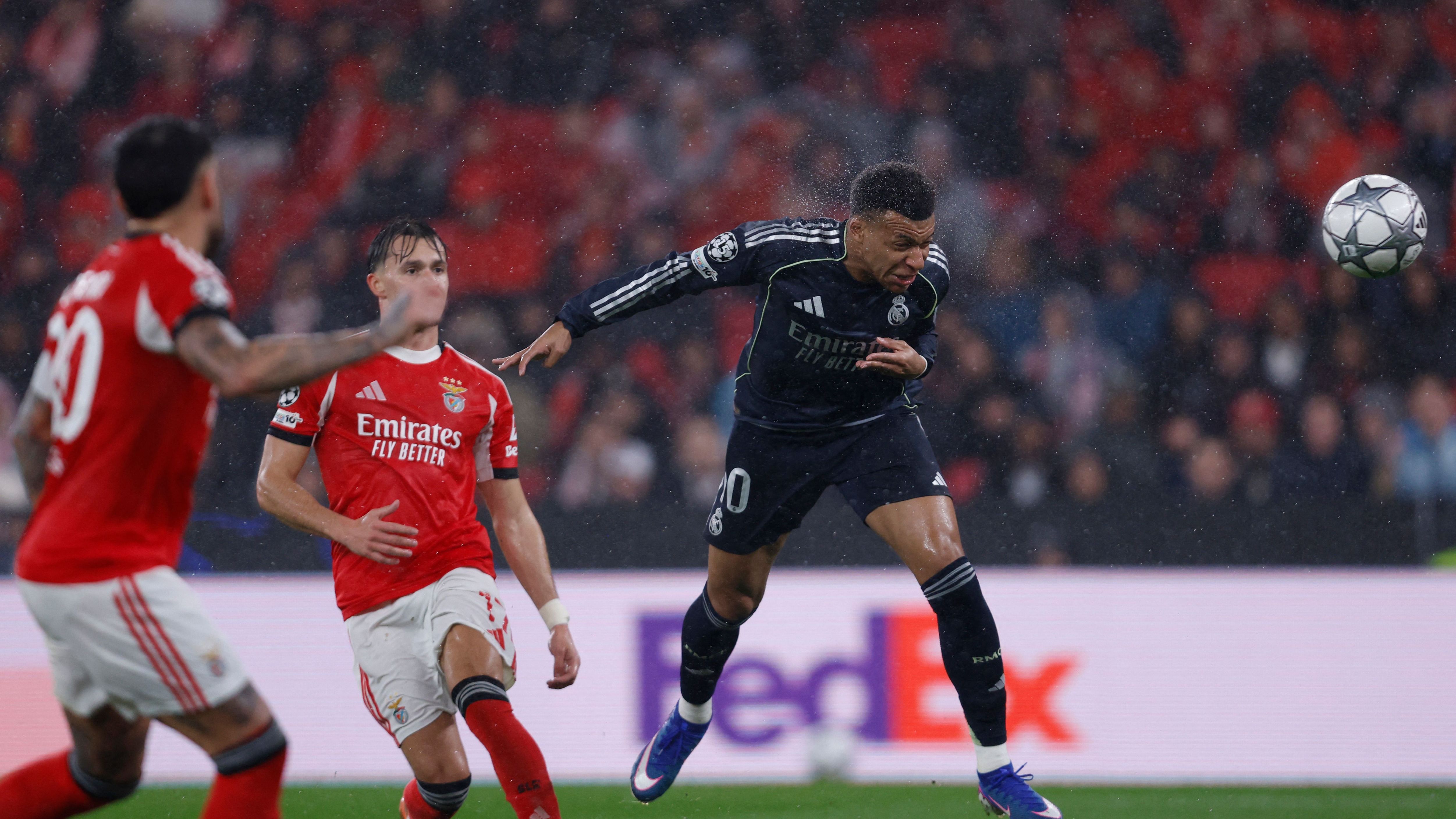 TOPSHOT-FBL-EUR-C1-BENFICA-REAL MADRID