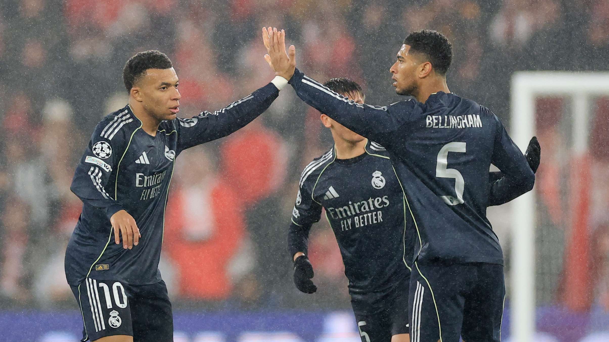 TOPSHOT-FBL-EUR-C1-BENFICA-REAL MADRID