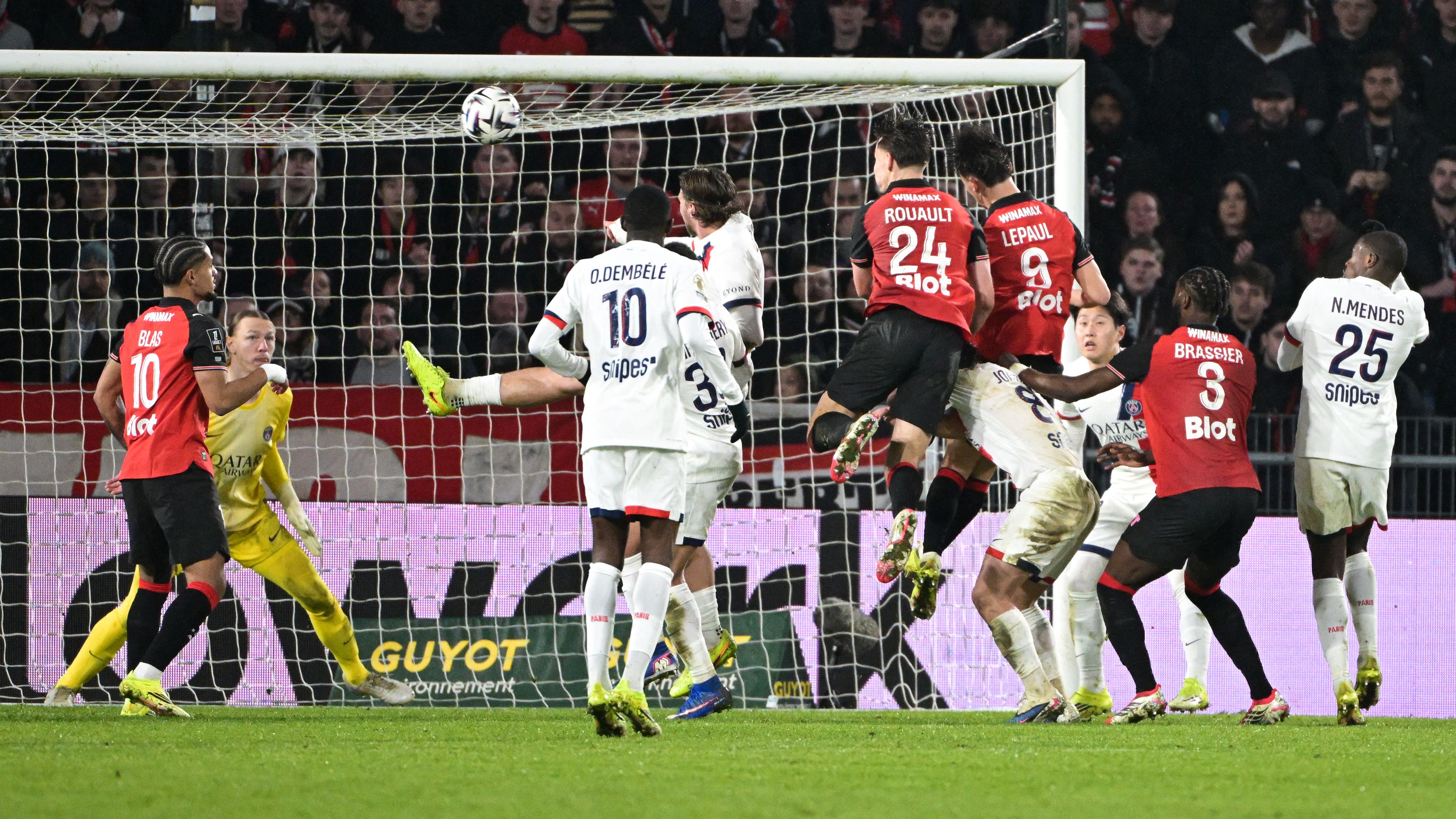 TOPSHOT-CORRECTION / FBL-FRA-LIGUE1-RENNES-PSG