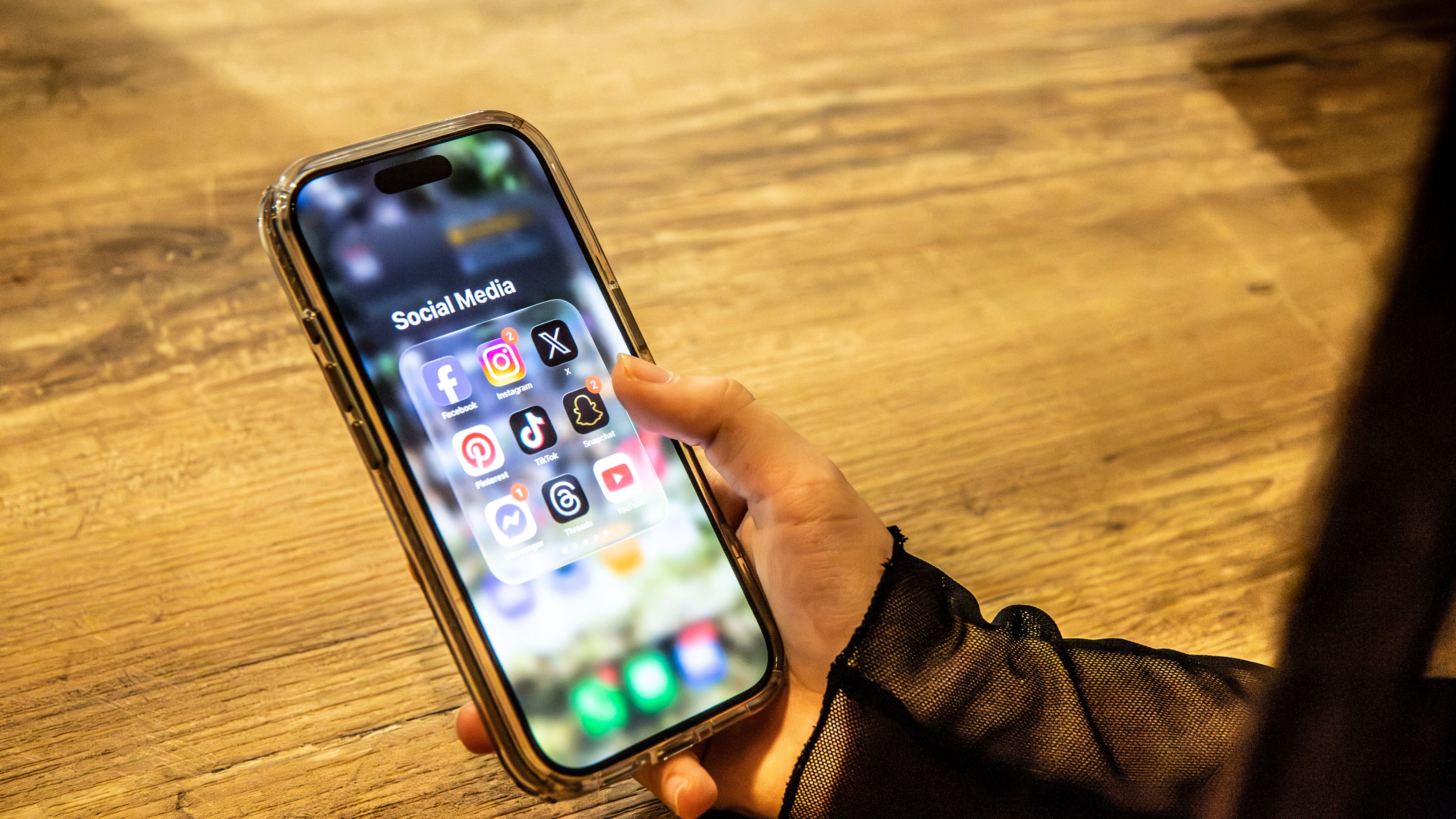 FRANCE-ILLUSTRATIONS-SOCIAL-NETWORK