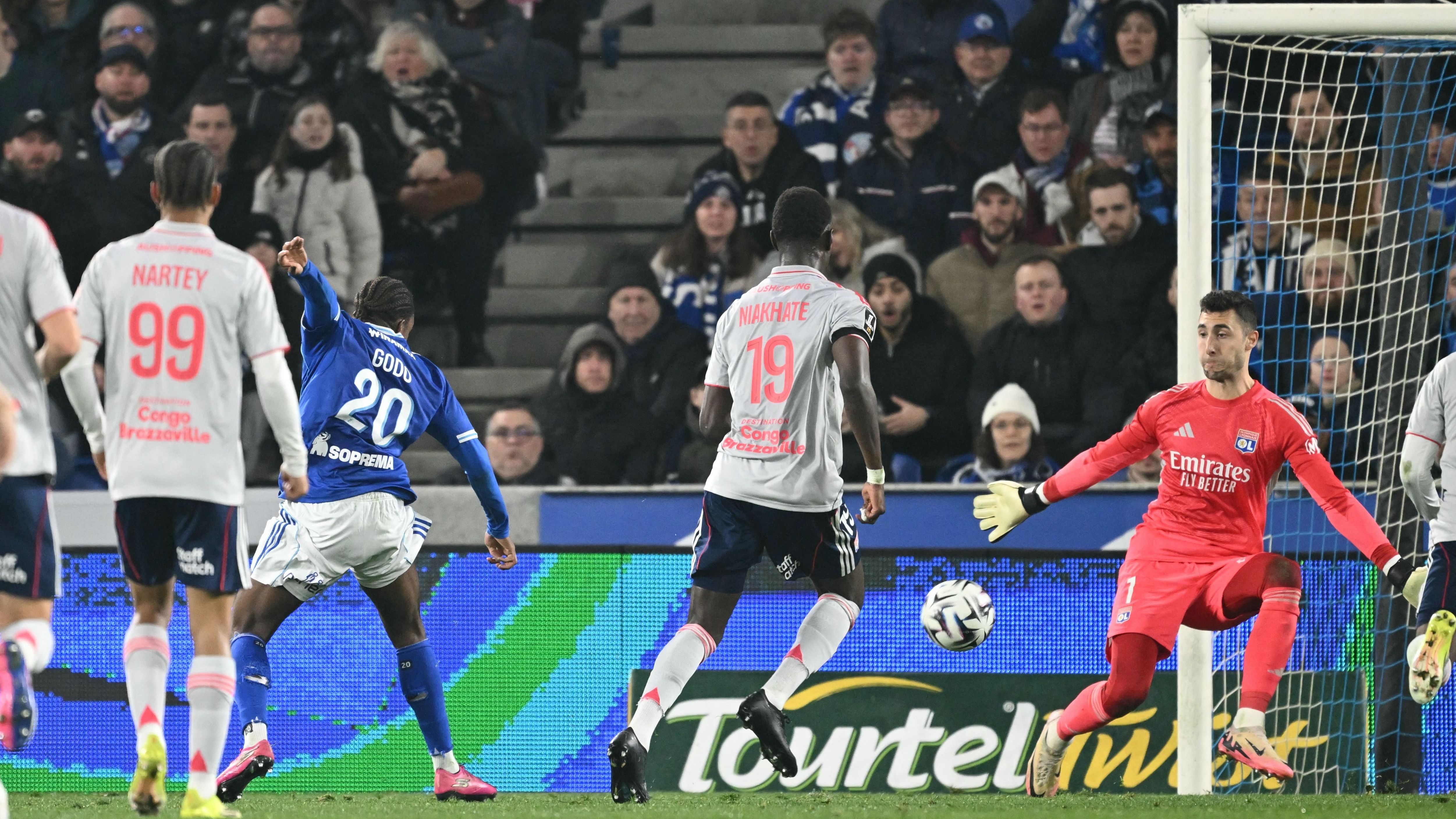 FBL-FRA-LIGUE1-STRASBOURG-LYON