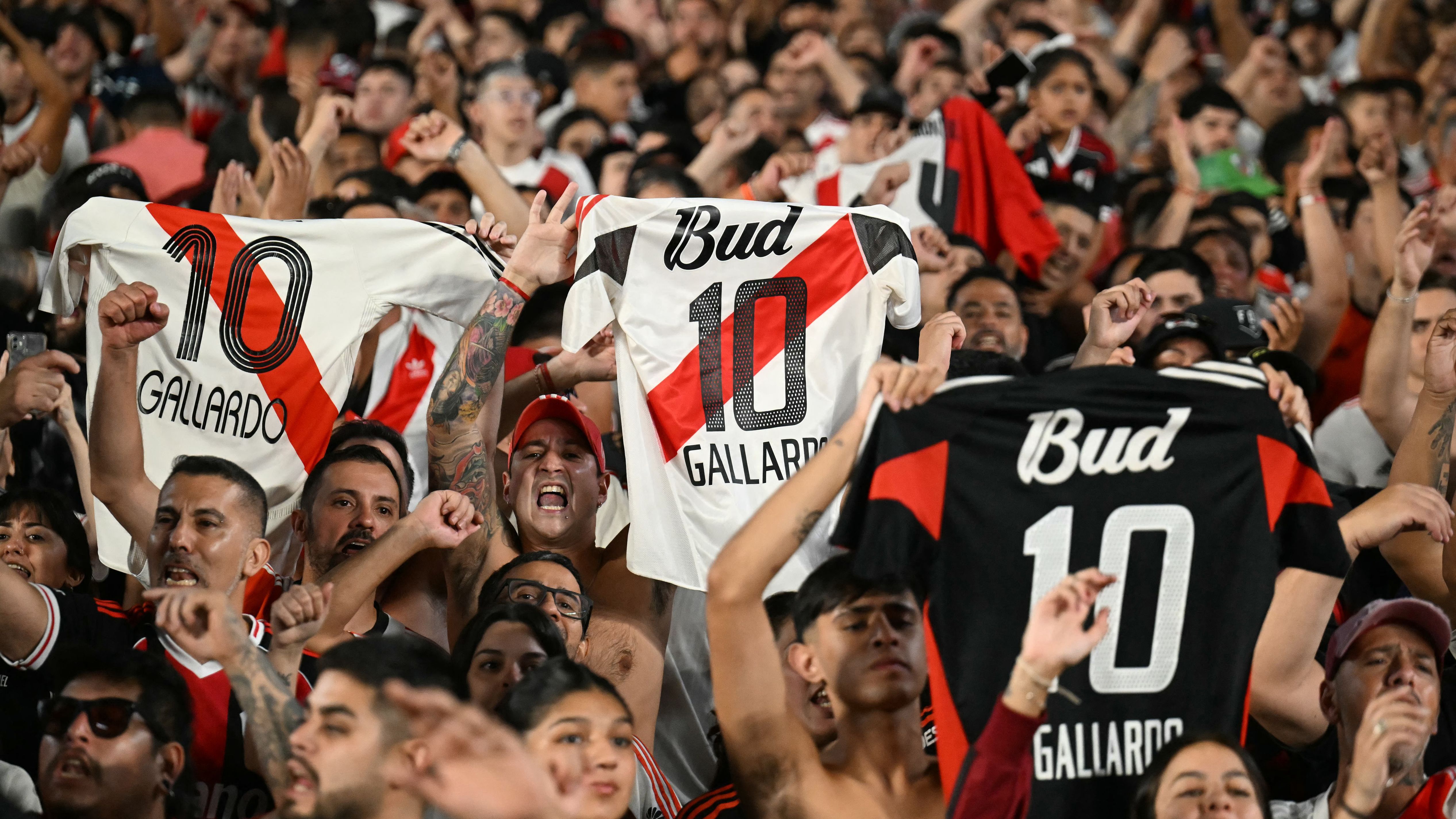 TOPSHOT-FBL-ARG-RIVER-BANFIELD