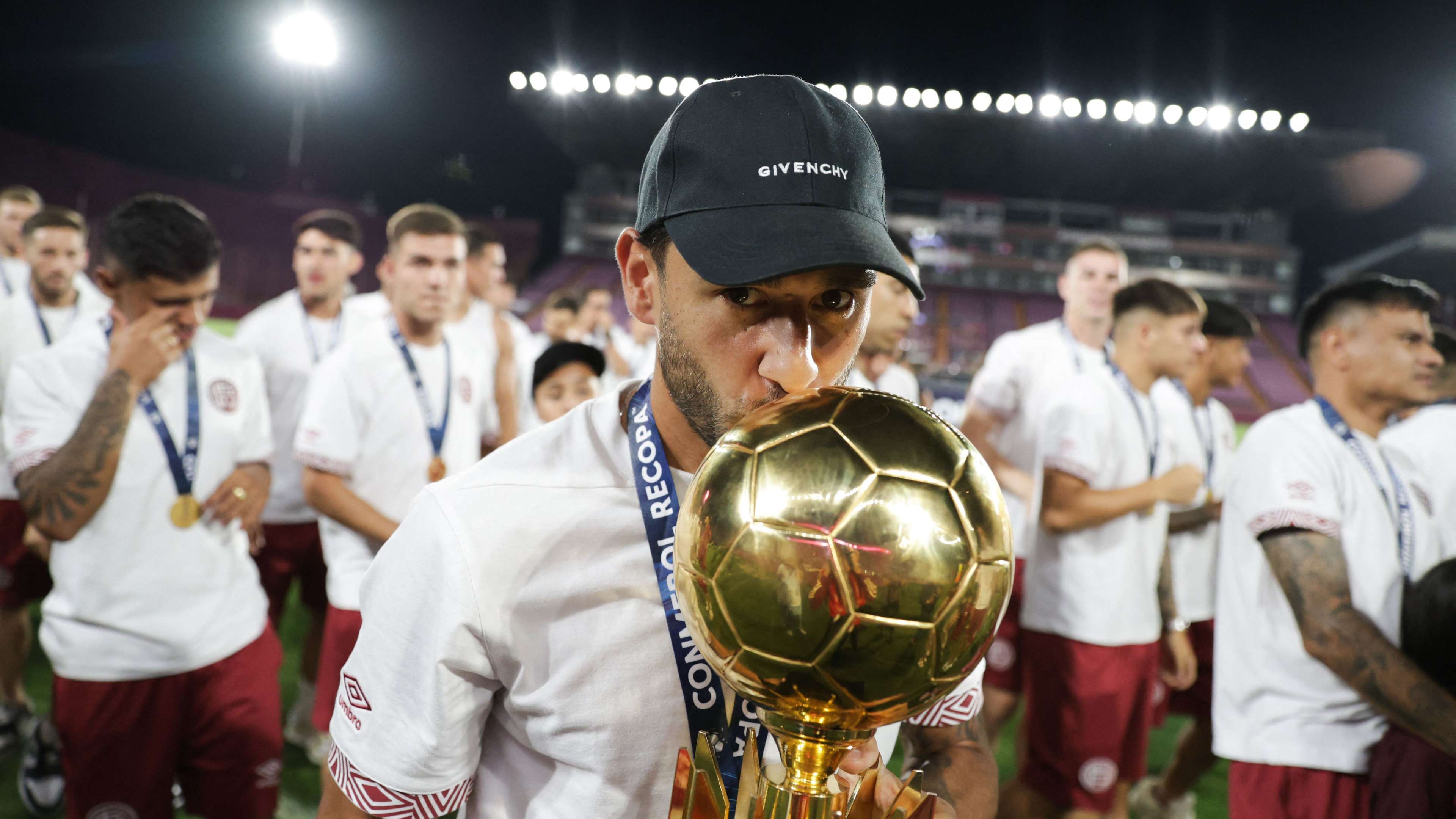 TOPSHOT-FBL-RECOPA-LANUS-CELEBRATION