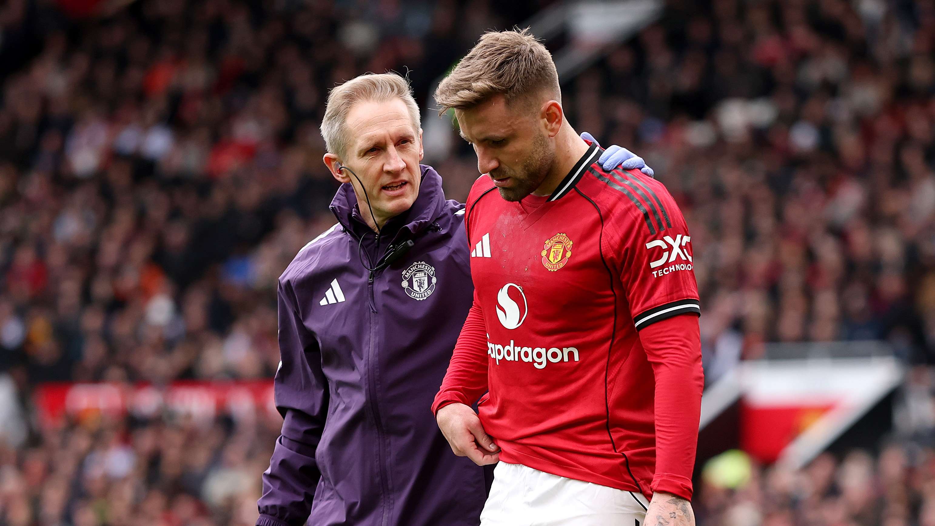 Vừa vào top 3, M.U nhận thêm cú đúp tin cực vui 2 Man Utd hit by injury blow as Luke Shaw limps out of Crystal Palace clash in first half | Goal.com