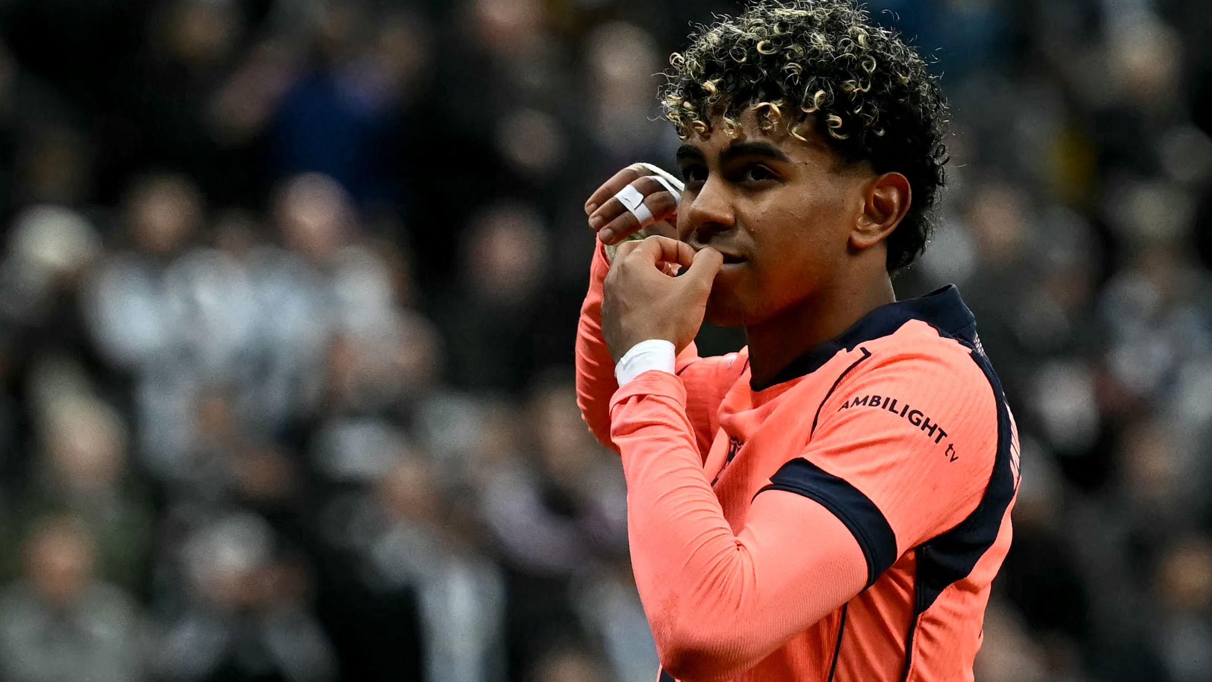 TOPSHOT-FBL-EUR-C1-NEWCASTLE-BARCELONA