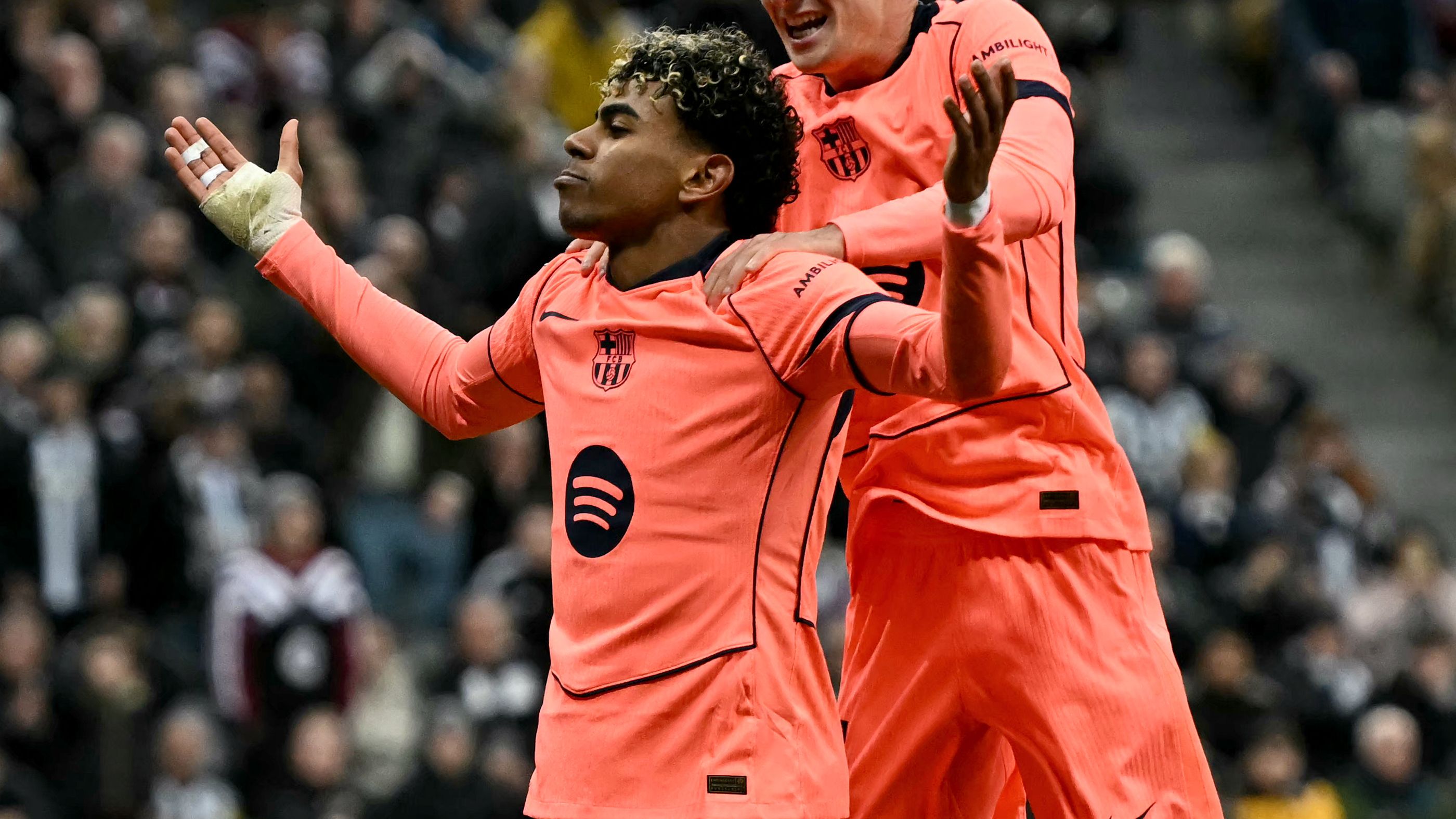 TOPSHOT-FBL-EUR-C1-NEWCASTLE-BARCELONA