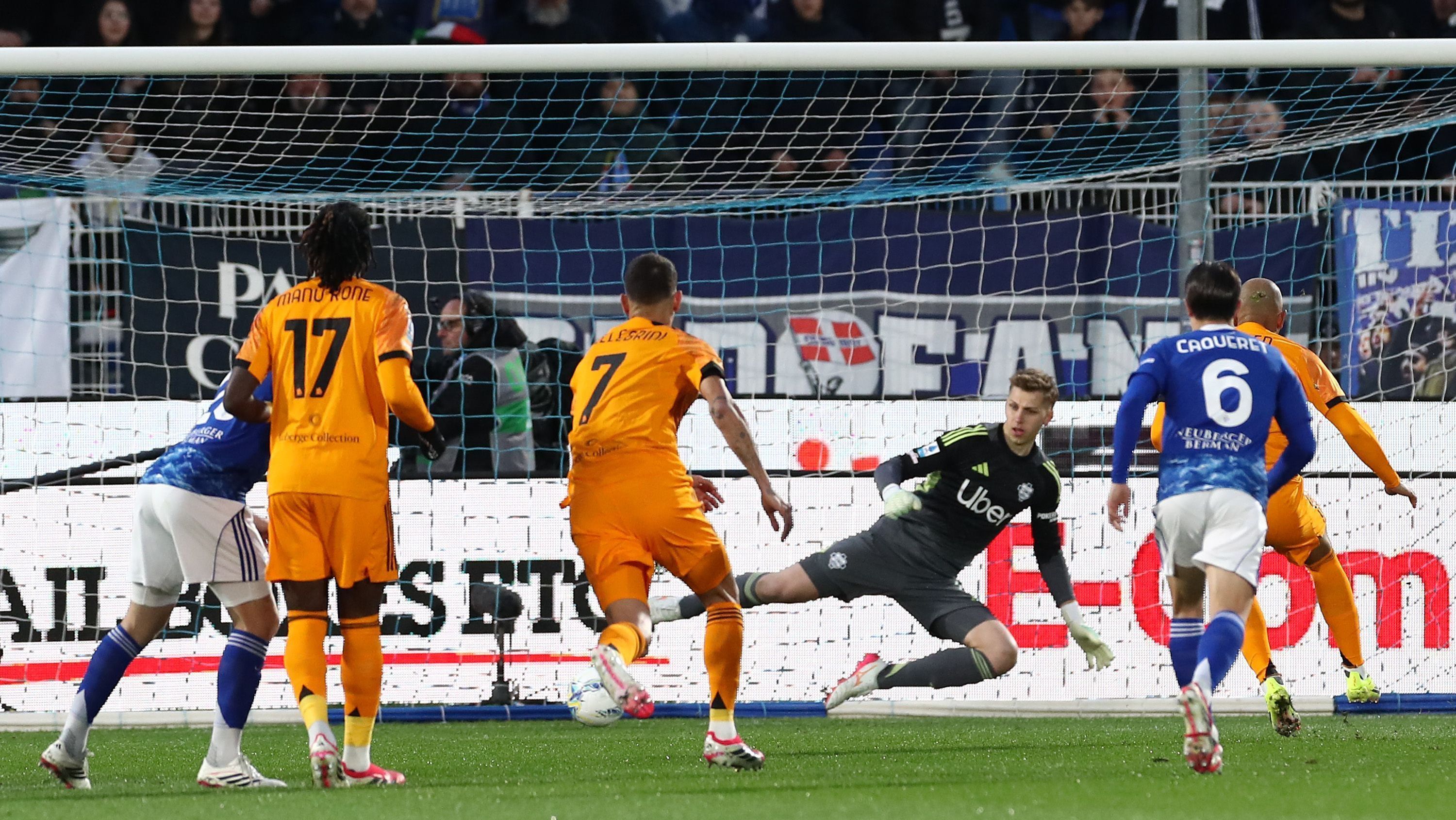 Why did Malen take the penalty in the Como v Roma match instead of  Pellegrini? | Goal.com