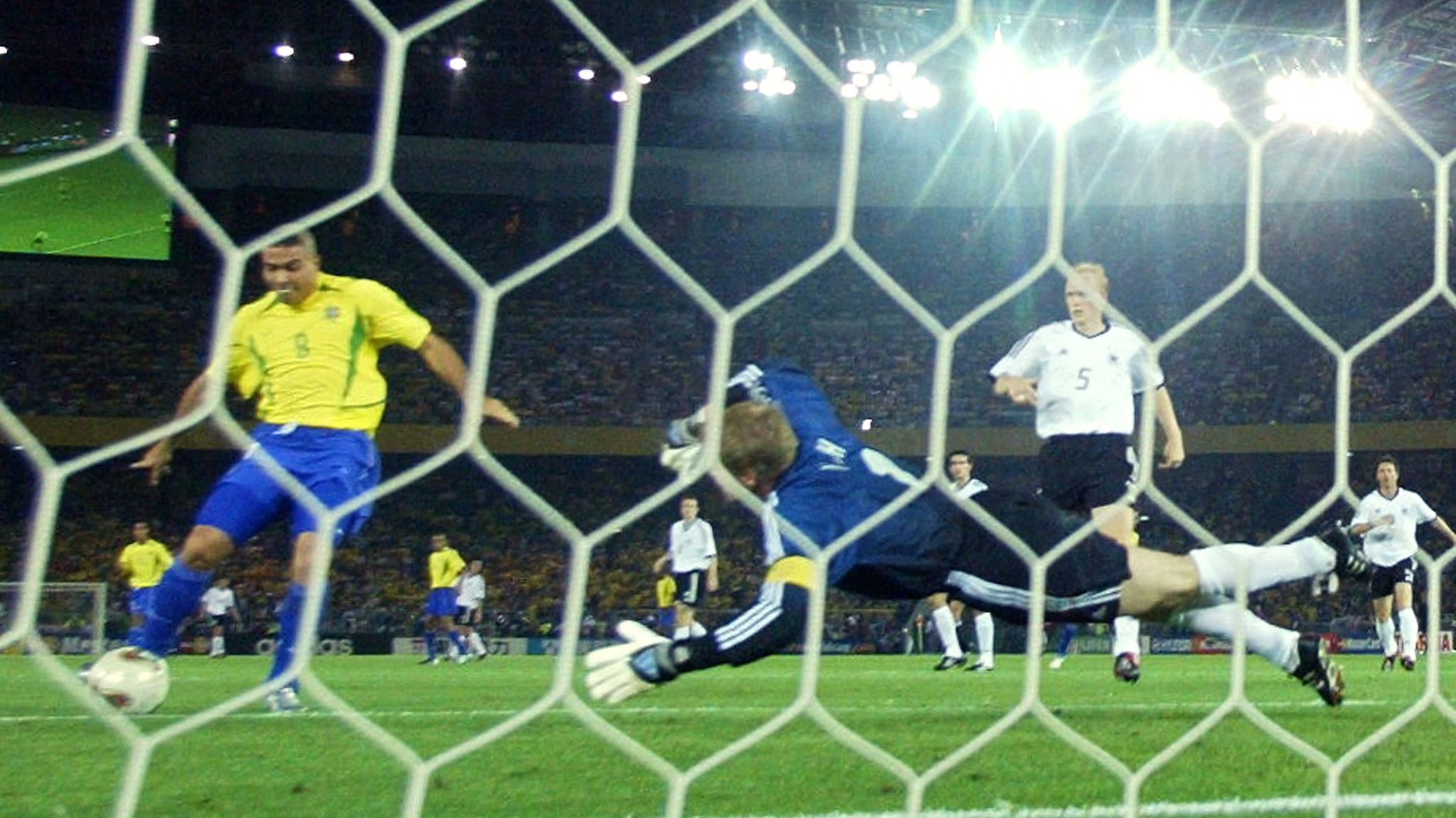 TOPSHOT-WC2002-GER-BRA-RONALDO SCORES