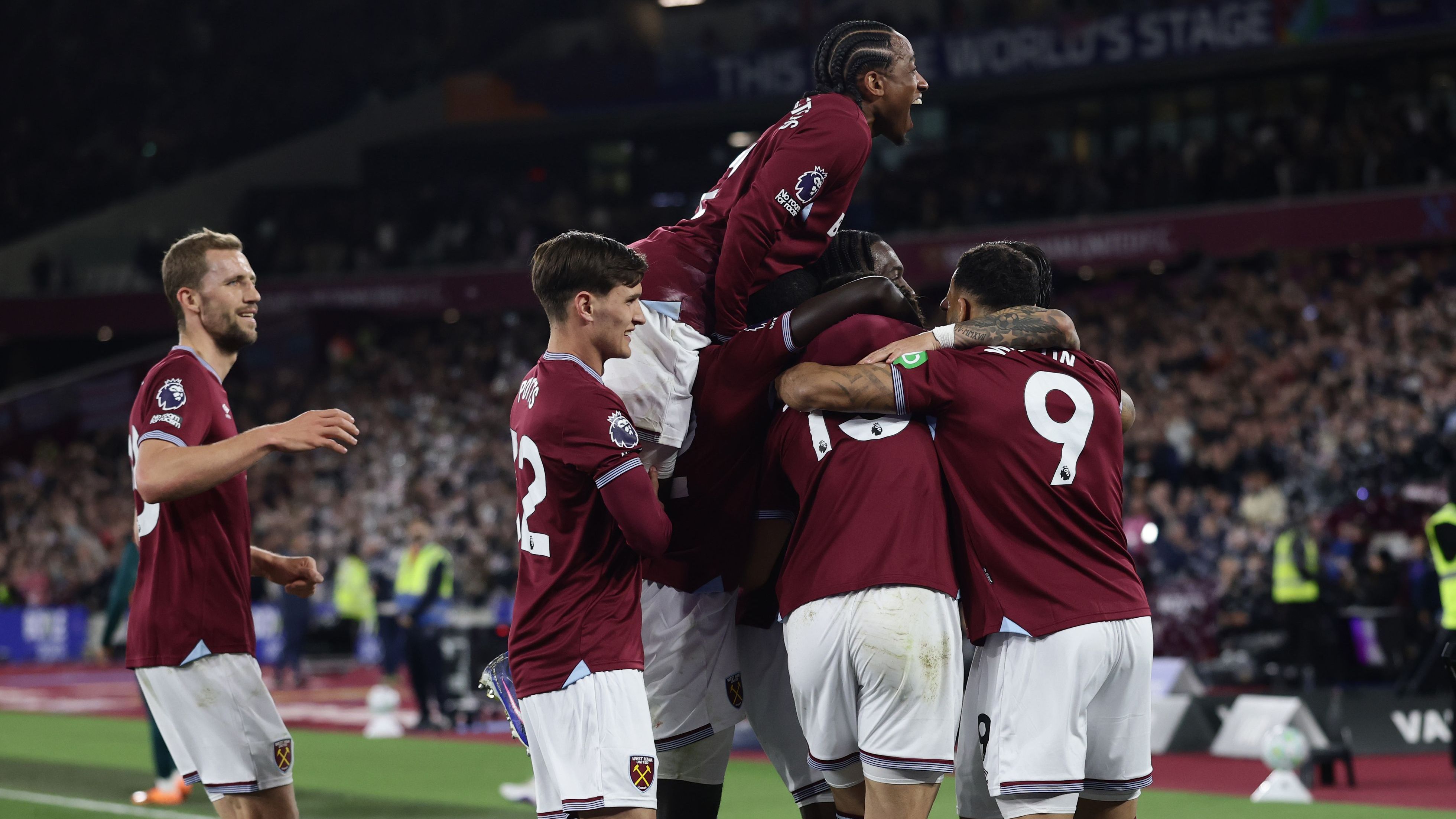 West Ham United v Wolverhampton Wanderers - Premier League