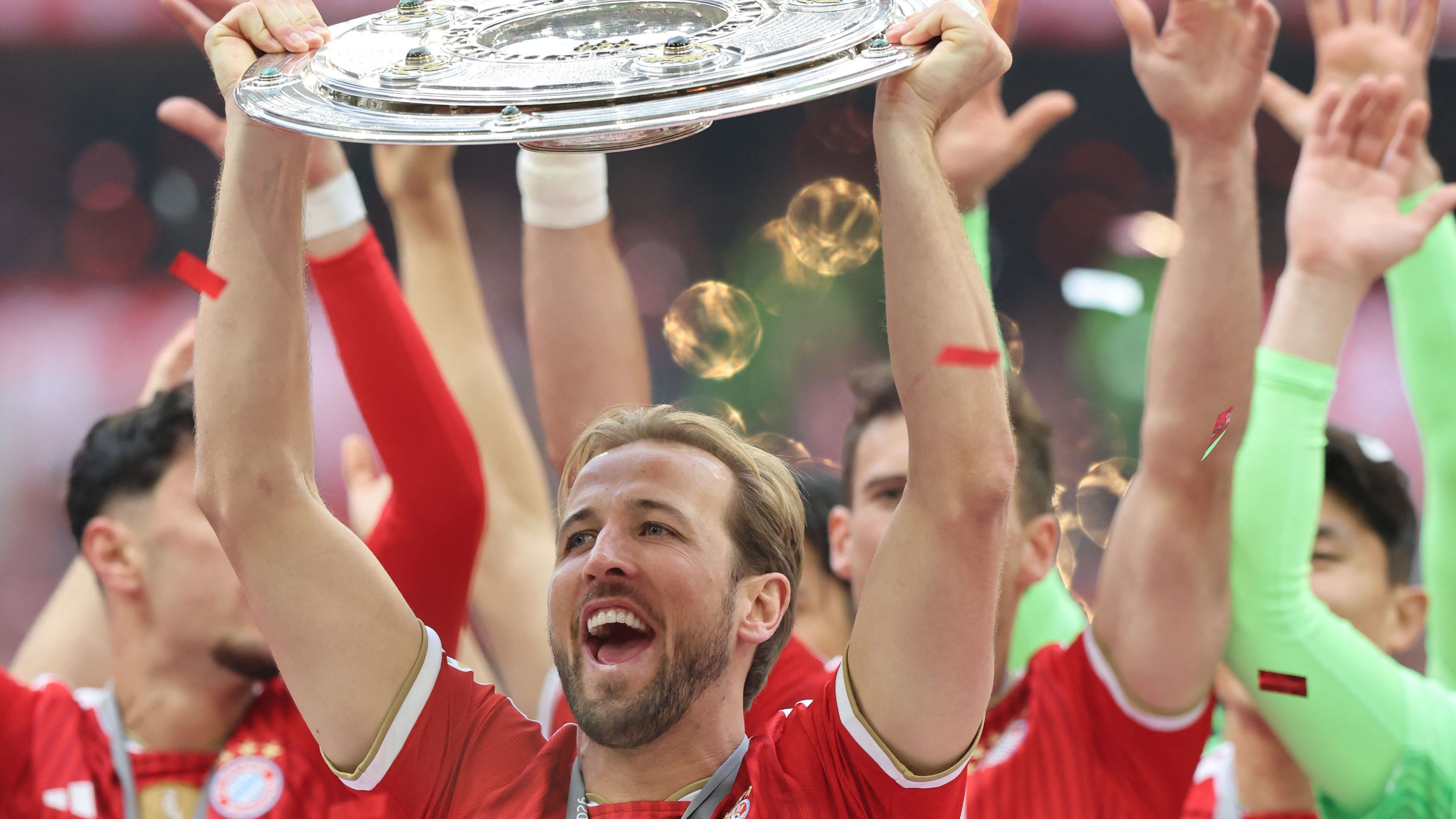 TOPSHOT-FBL-GER-BUNDESLIGA-BAYERN MUNICH-COLOGNE-PODIUM