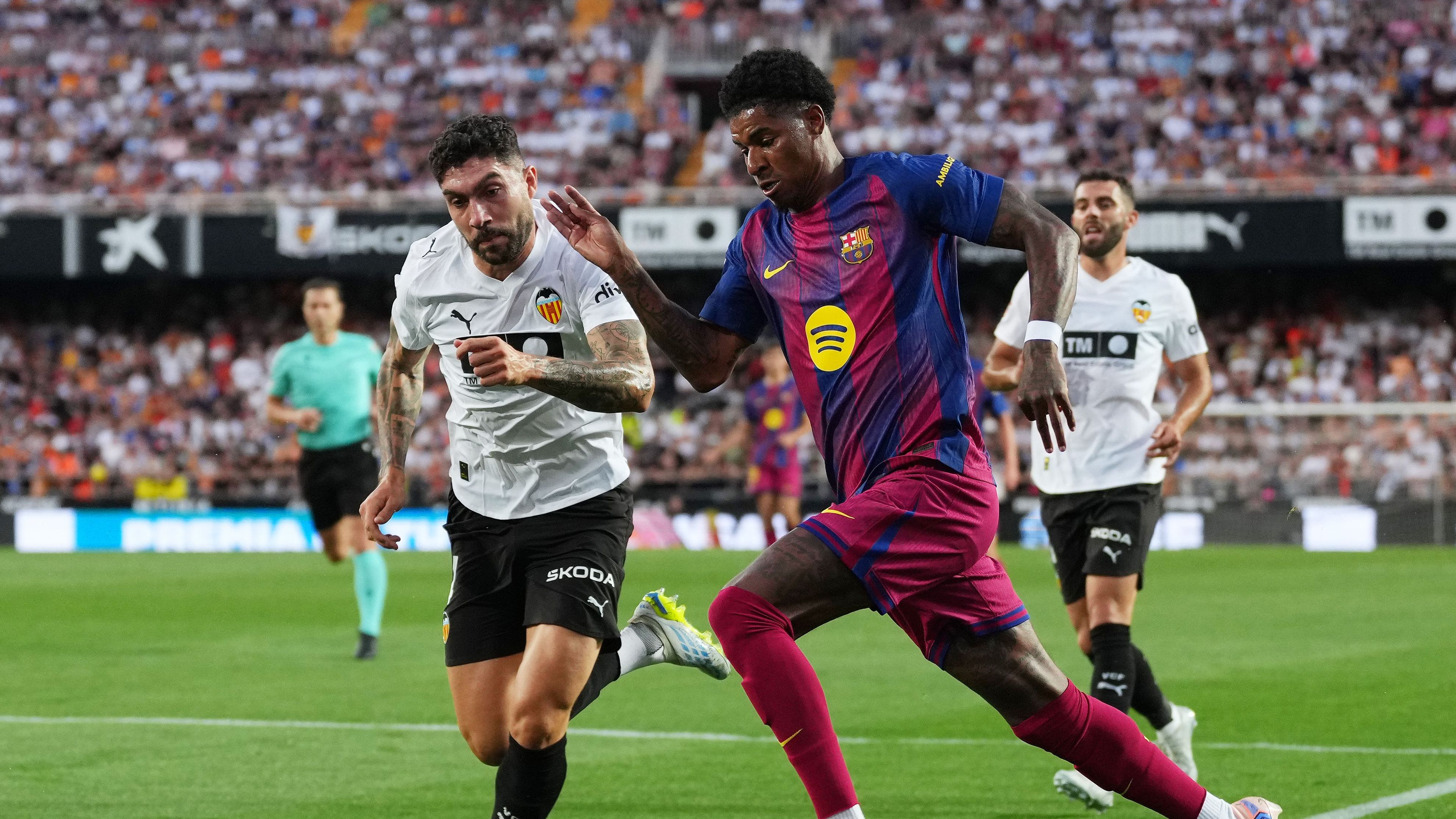 Valencia CF v FC Barcelona - LaLiga EA Sports