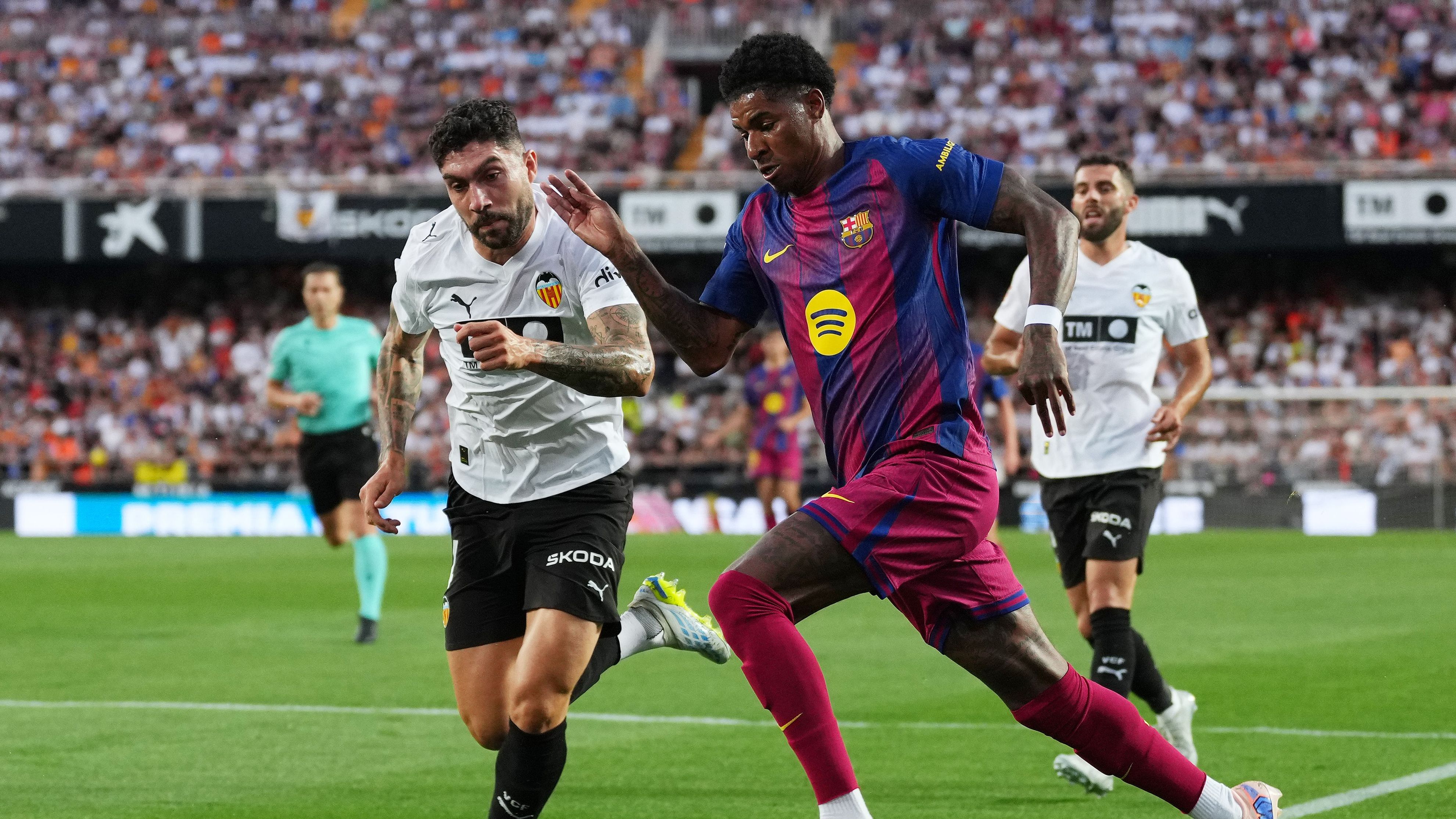 Valencia CF v FC Barcelona - LaLiga EA Sports