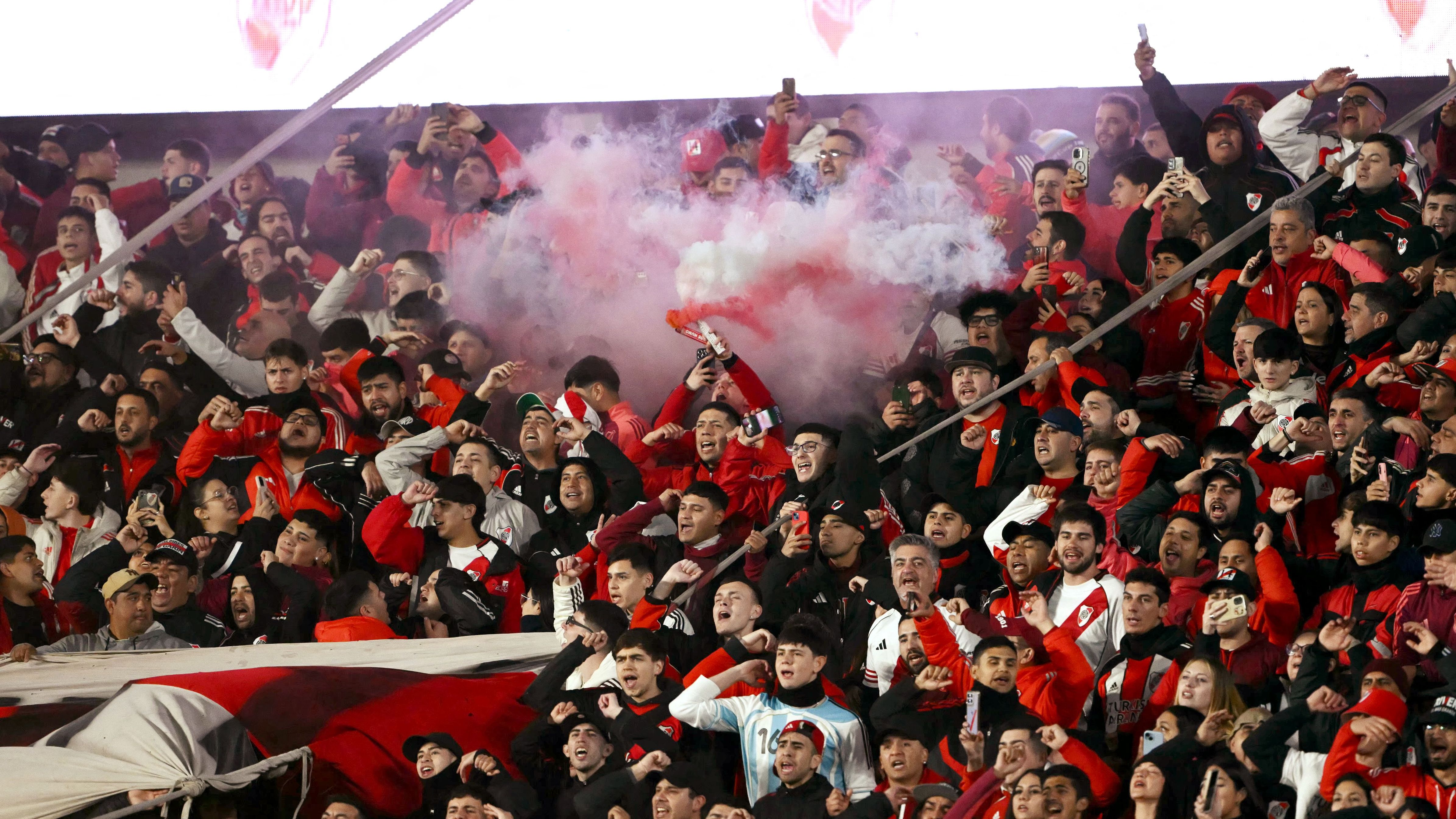 FBL-SUDAMERICANA-RIVER-BLOOMING-FANS