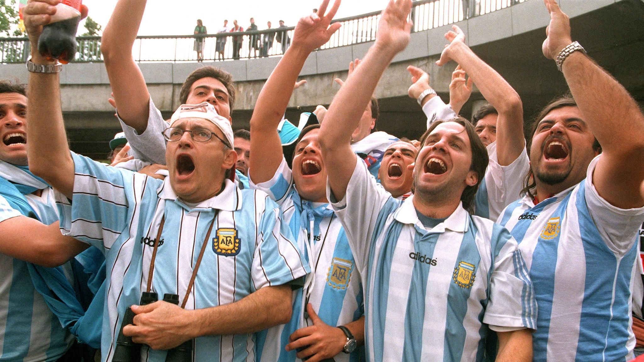 CUP-FR98-ARG-JAP-SUPPORTERS