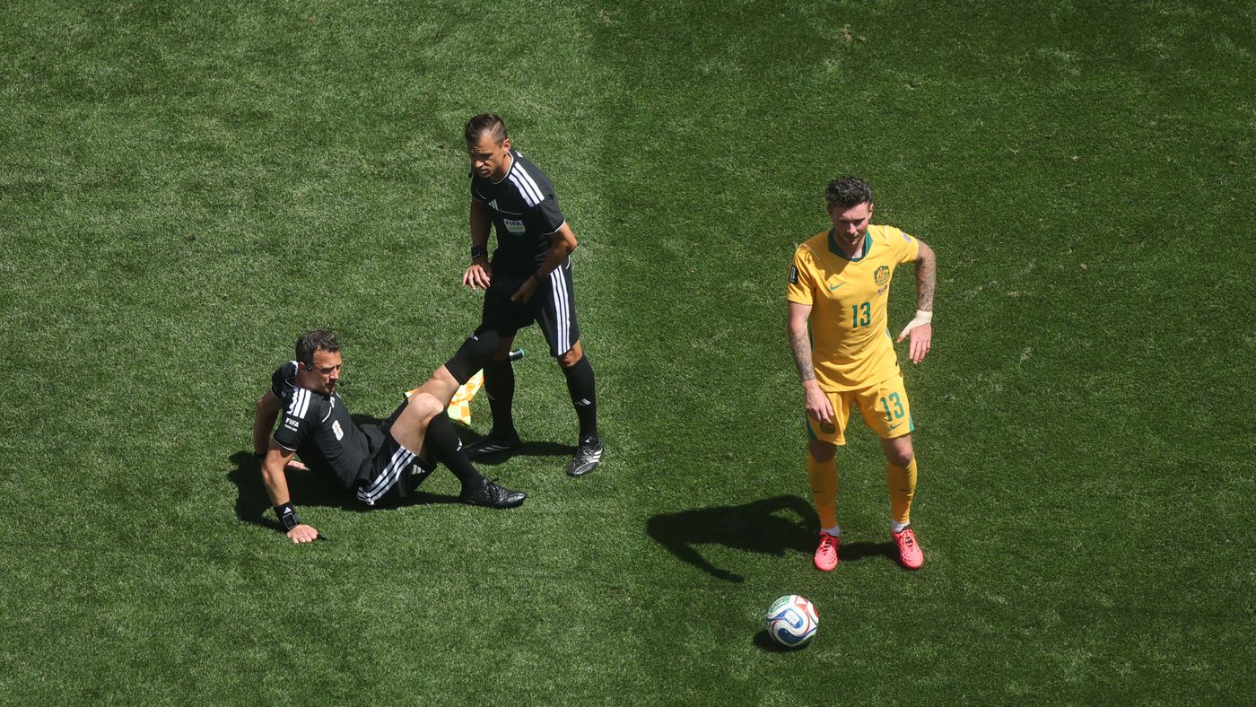 فيديو | لاعب ساعده ومشروب أعاده للمباراة مجددًا.. إصابة حكم أمريكا وأستراليا