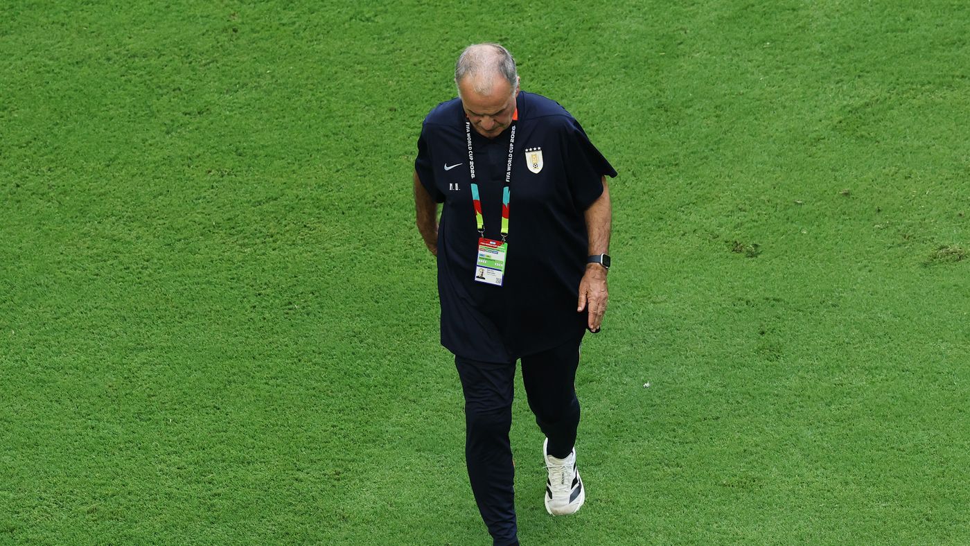 زلزال في معسكر أوروجواي.. النجوم يشككون في بييلسا ويطالبون باللعب بطريقتهم!
