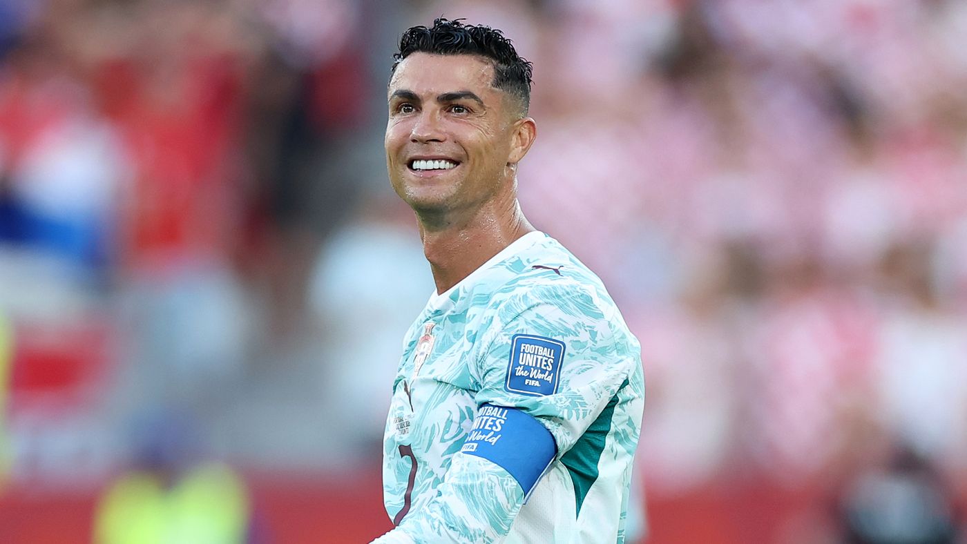 "أحد أعظم اللاعبين في التاريخ ويصنع الفارق دائمًا".. نجم برشلونة يدافع عن رونالدو قبل مواجهته في كأس العالم!