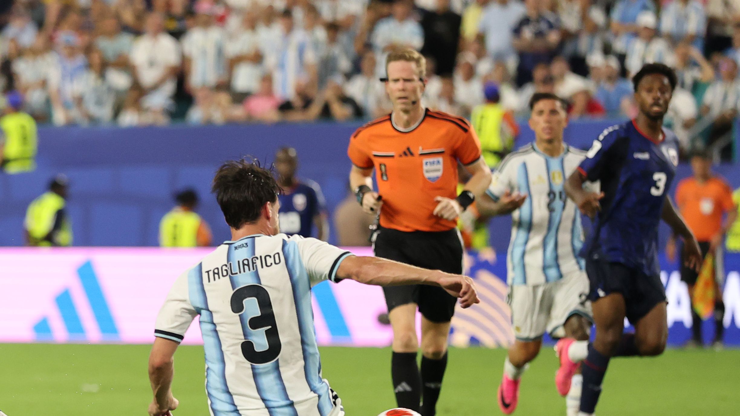 Une grave erreur d'arbitrage suscite des accusations de favoritisme envers l'Argentine