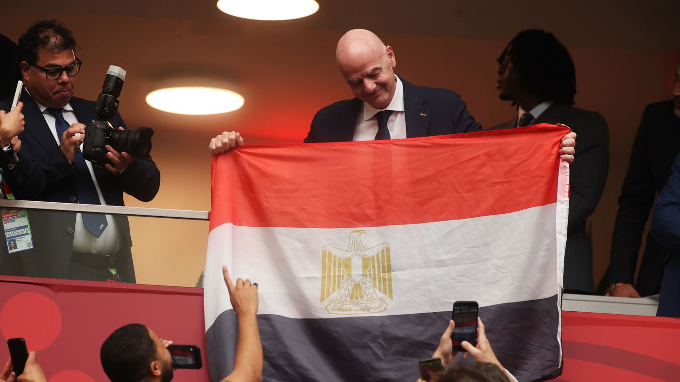 إنفانتينو يظهر بعلم مصر في مواجهة سويسرا وكولومبيا .. وأبو تريكة: لقد دمر كرة القدم والحكام يتعرضون للابتزاز!