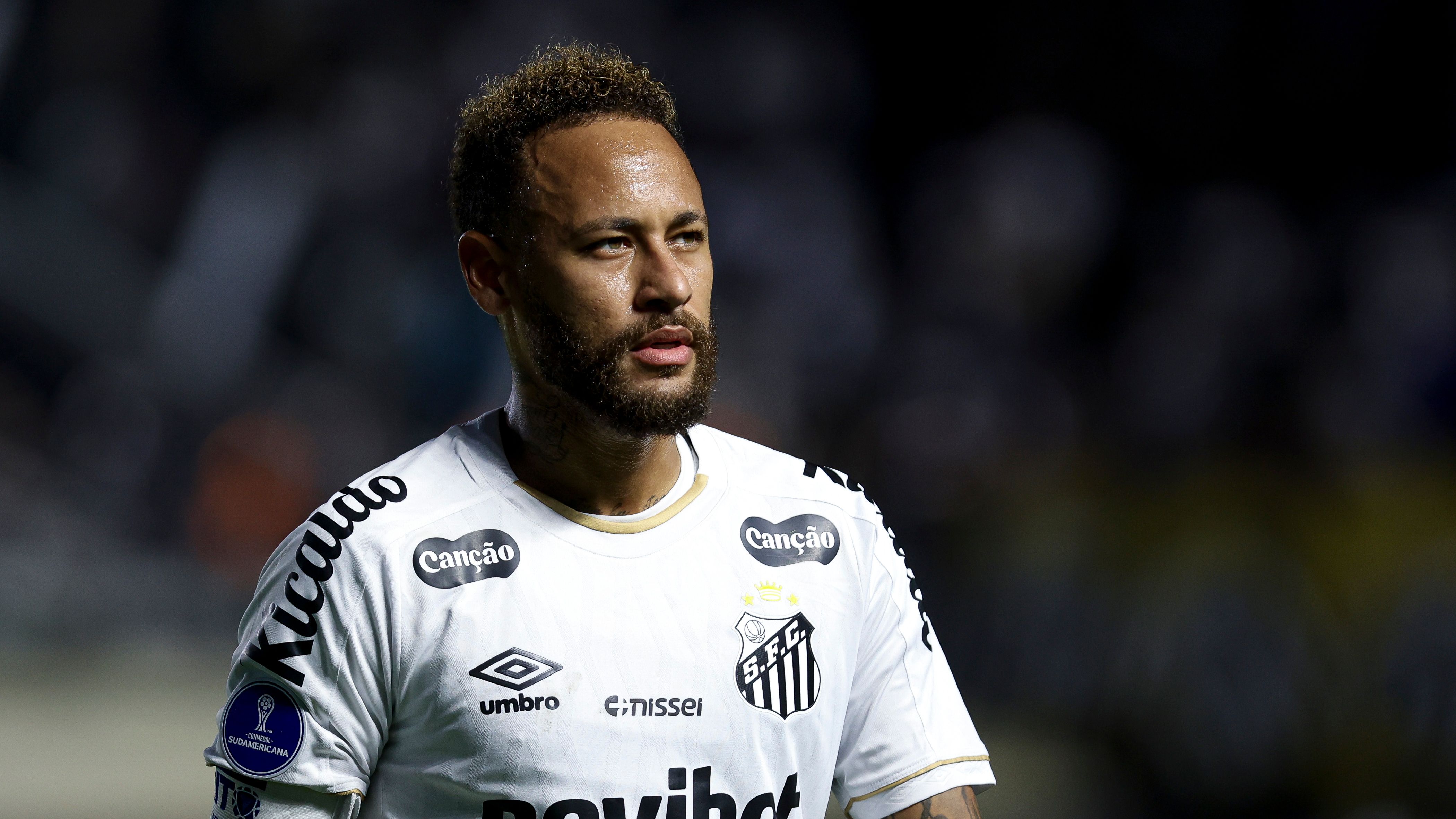 Neymar vai jogar no sintético? Duelo com Palmeiras cria dilema