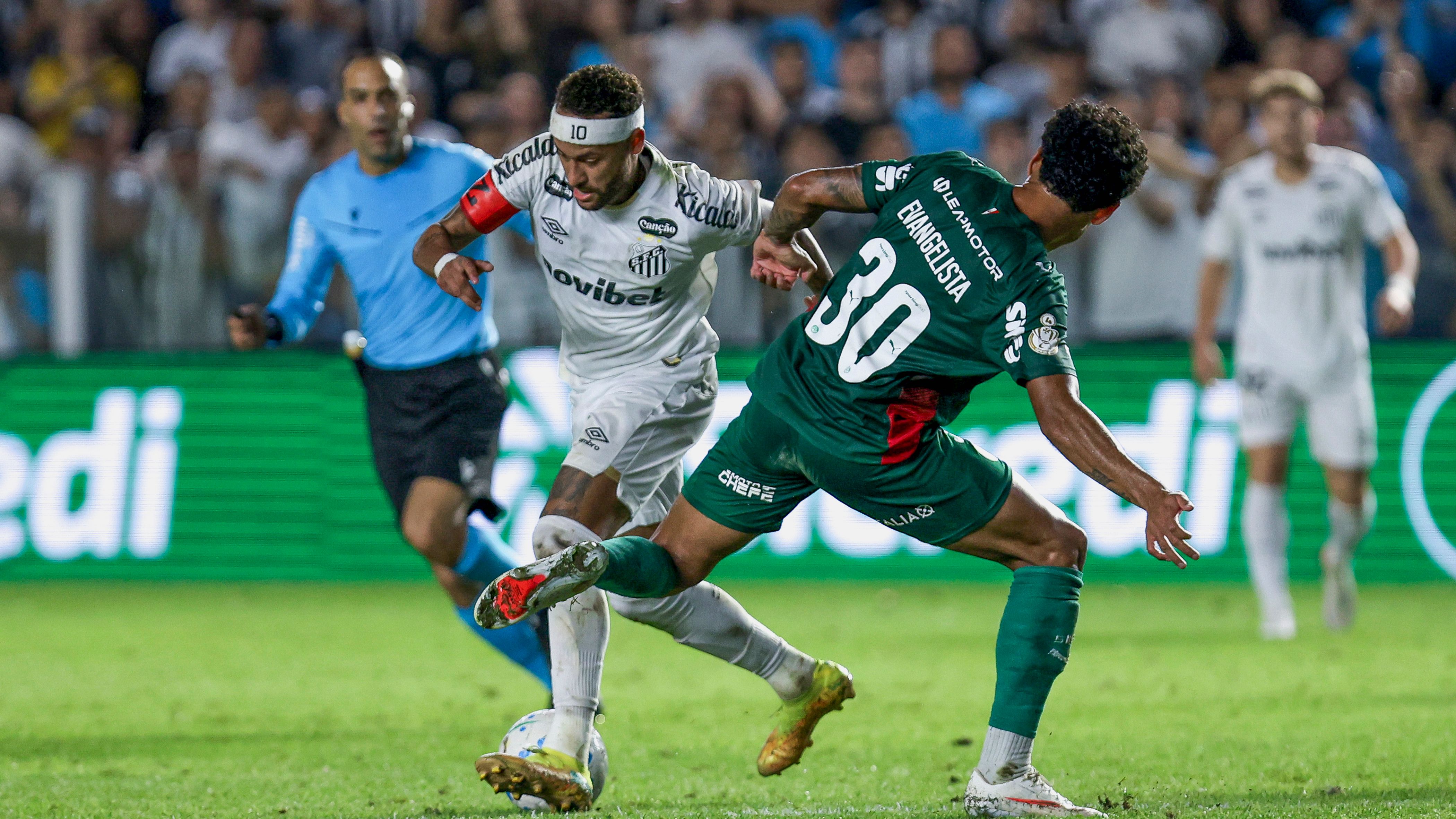 Neymar dispara contra dirigente após sua lesão e é alvo de zombaria
