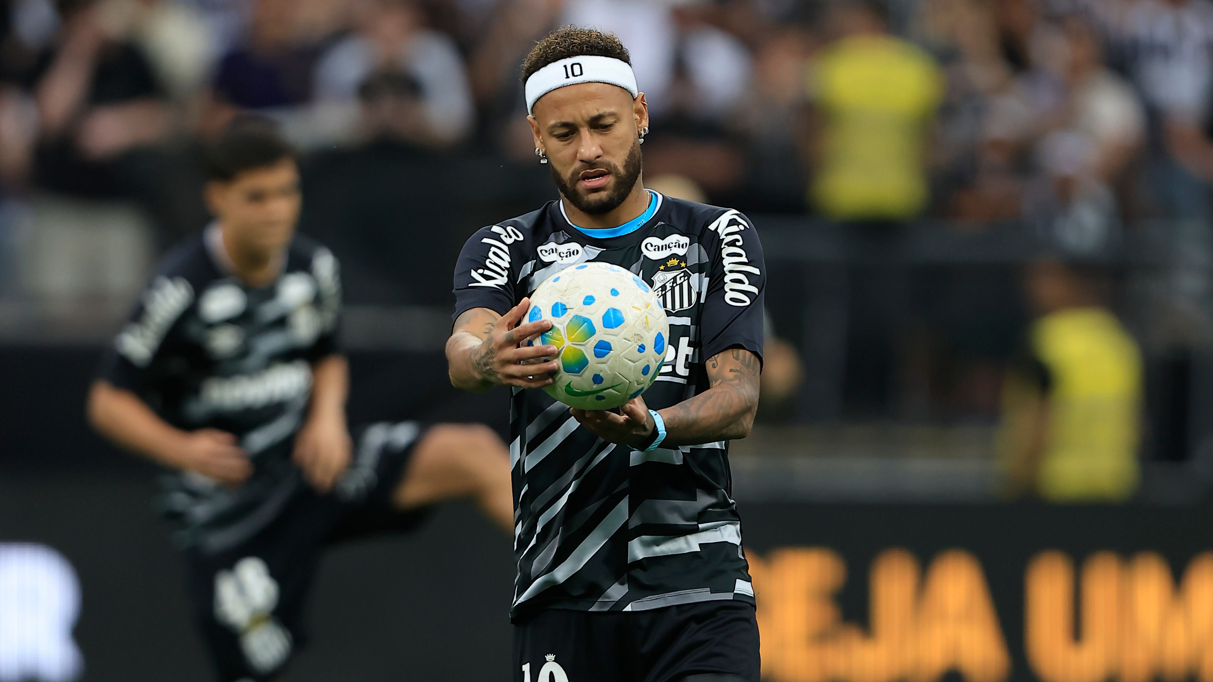 Neymar aparece com faixa personalizada durante Clássico Alvinegro