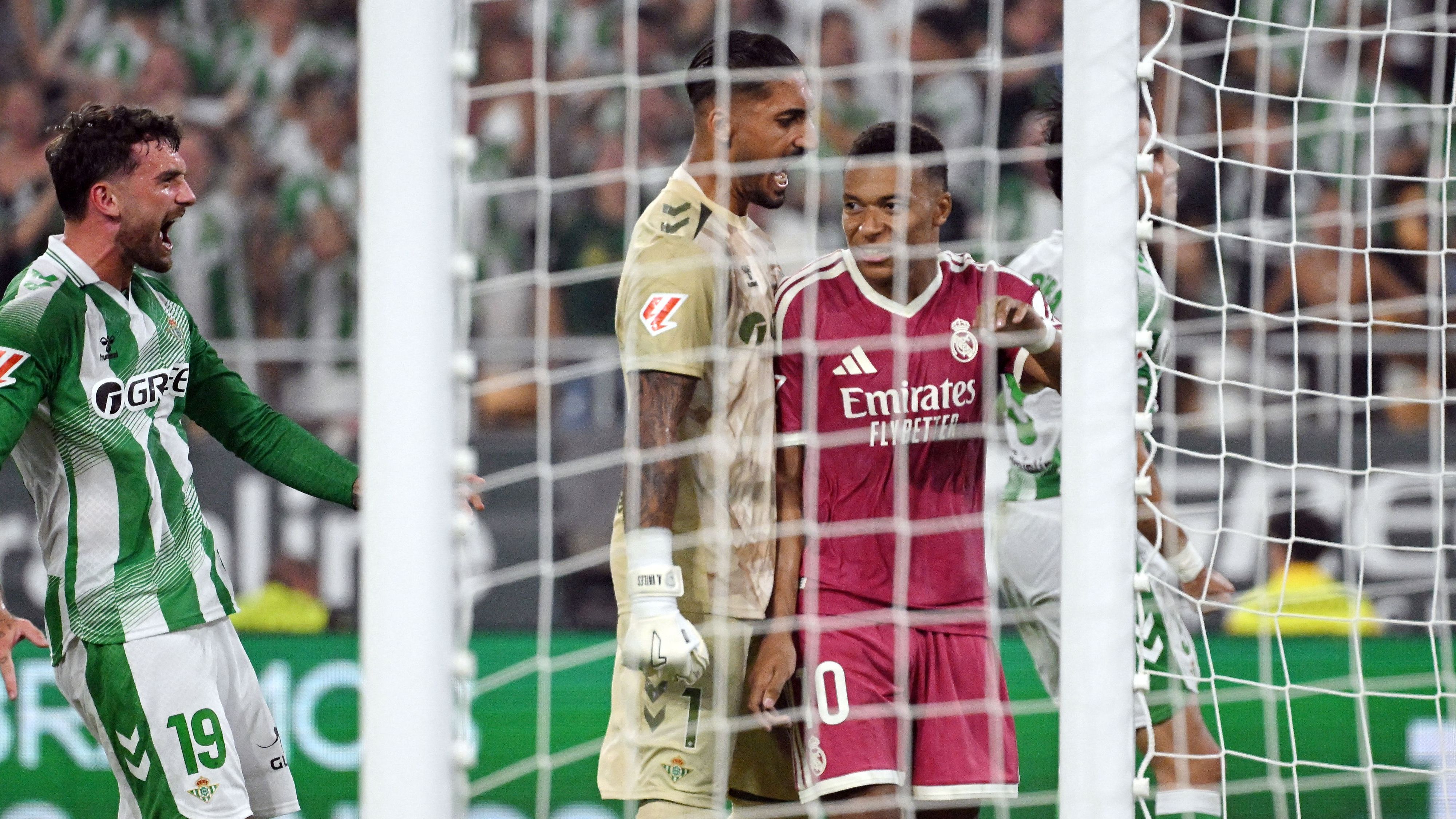 TOPSHOT-FBL-ESP-LIGA-BETIS-REAL MADRID