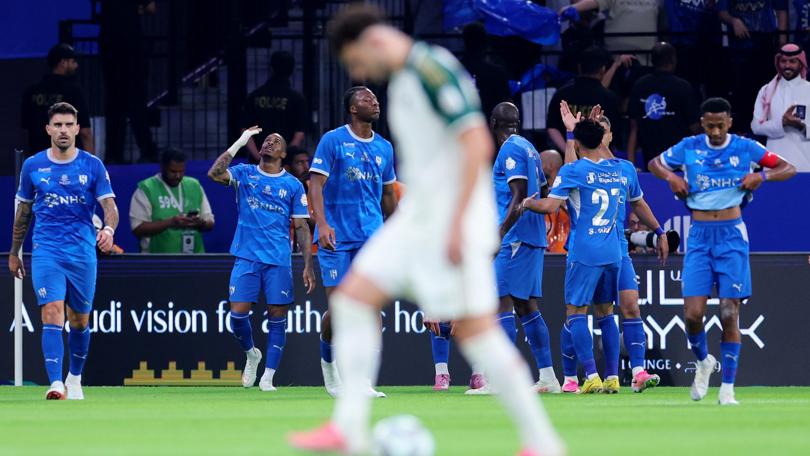 Vídeo: Um clássico azul por excelência: Al-Hilal atropela com três gols nas redes do Al-Ahli e assume a liderança do campeonato