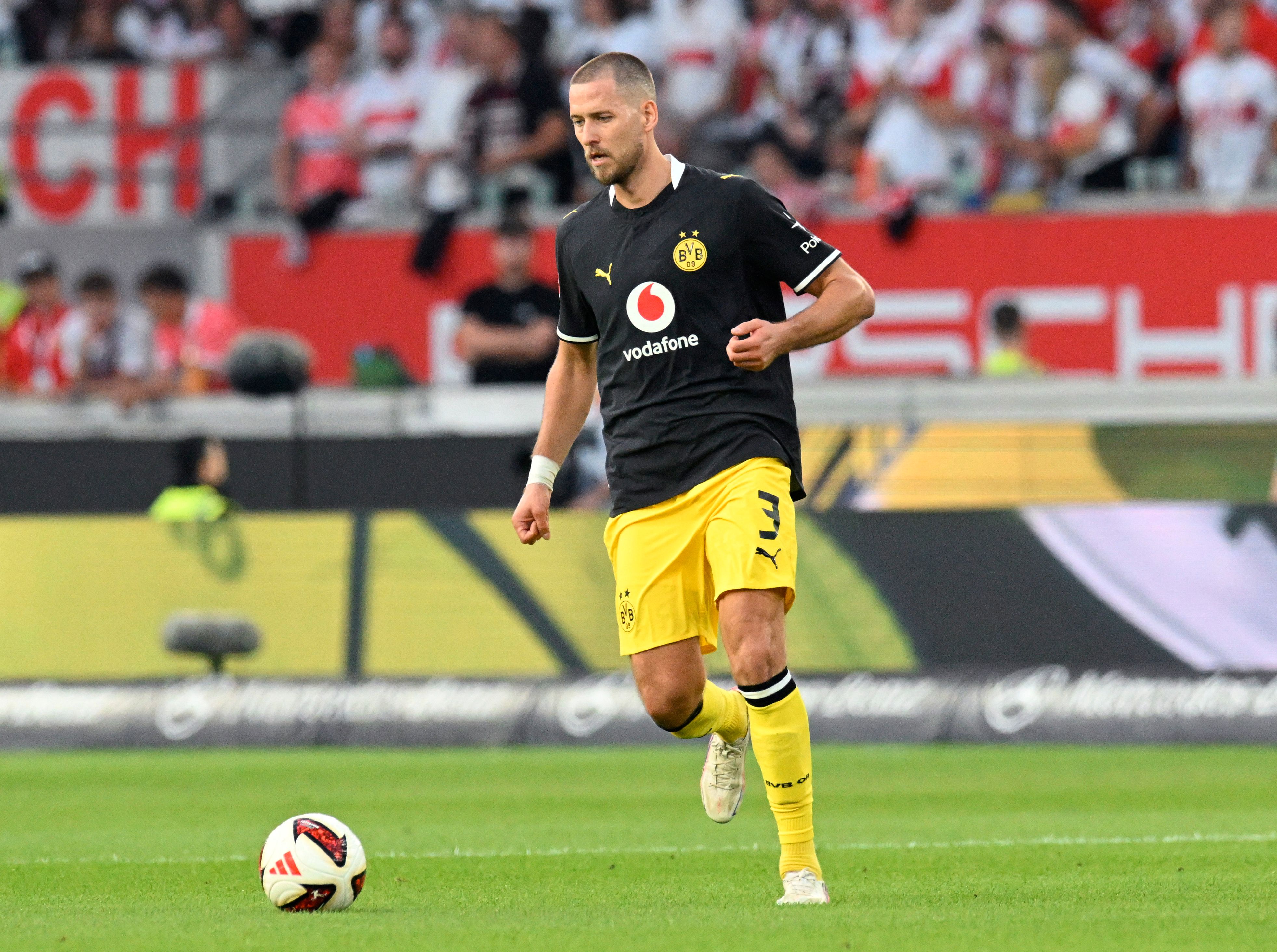 FBL-GER-BUNDESLIGA-STUTTGART-DORTMUND