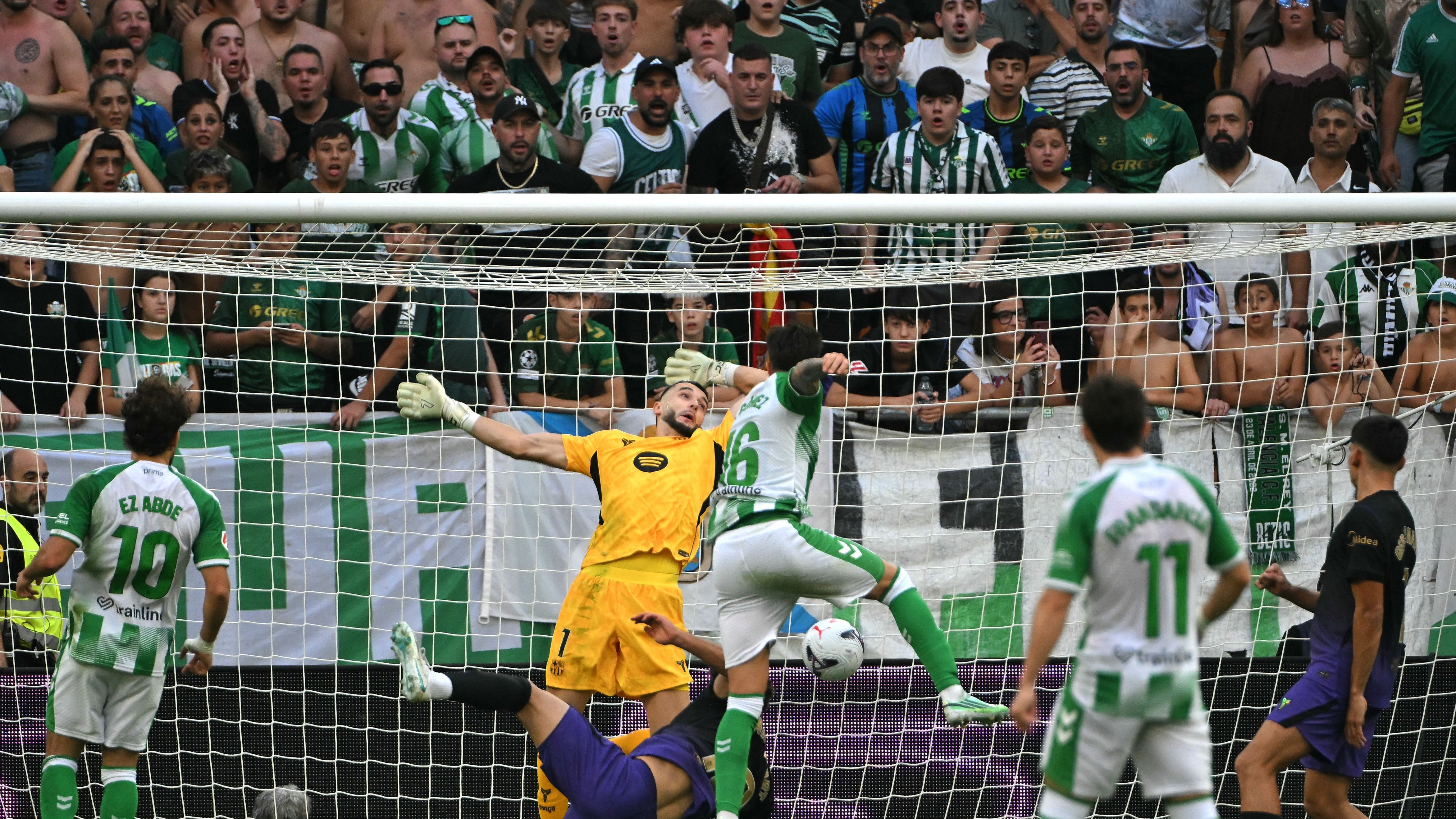 TOPSHOT-FBL-ESP-LIGA-BETIS-BARCELONA