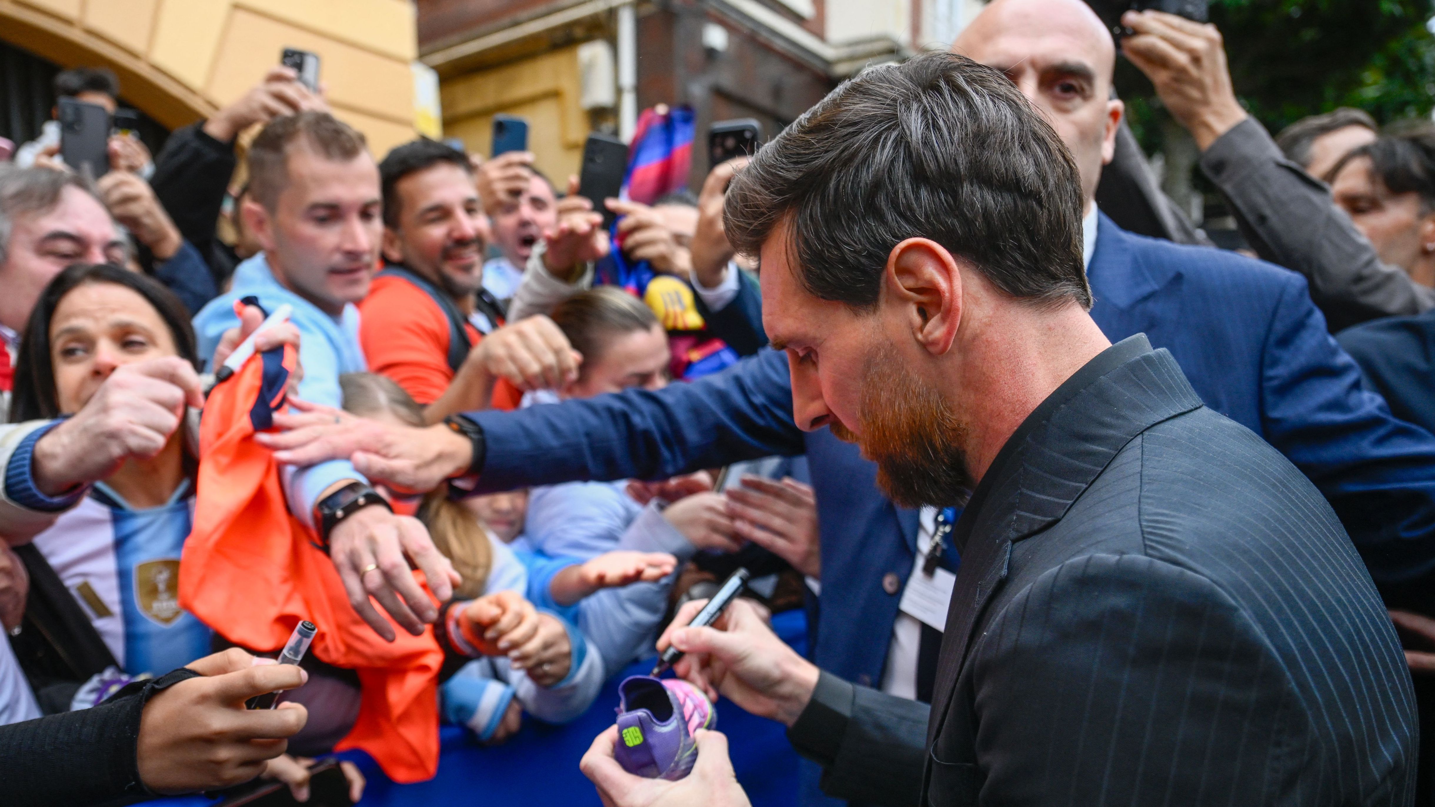 Video: a grand welcome for Messi in Oviedo ahead of receiving the ...