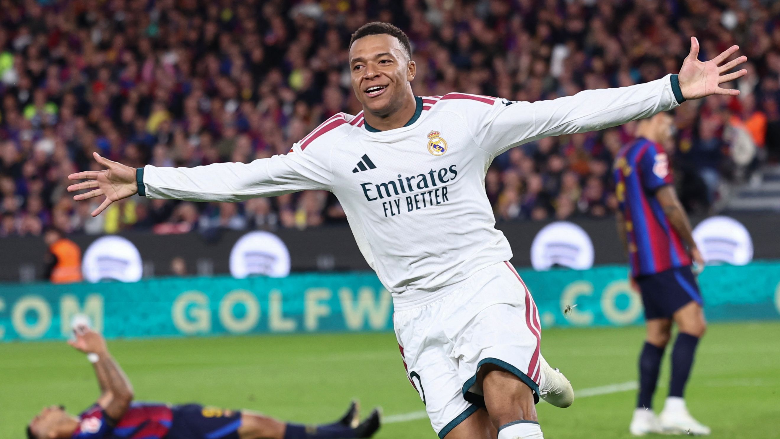 TOPSHOT-FBL-ESP-LIGA-BARCELONA-REAL MADRID