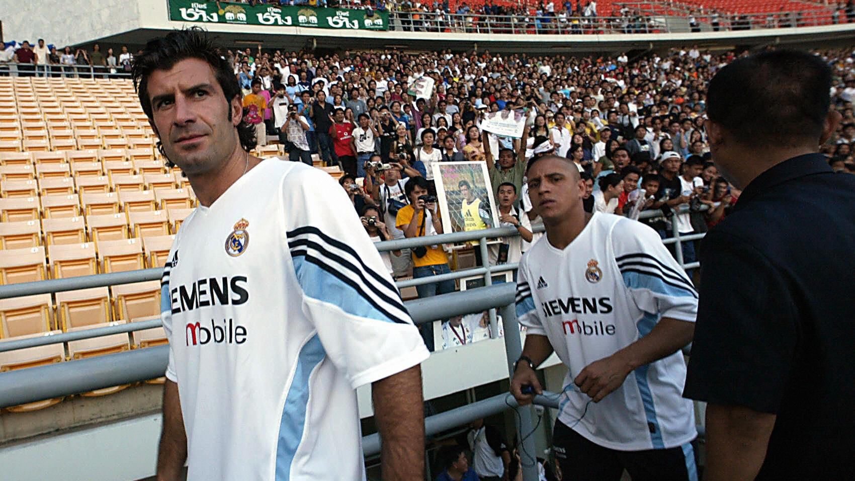 Real Madrid's Luis Figo (L) and Roberto 