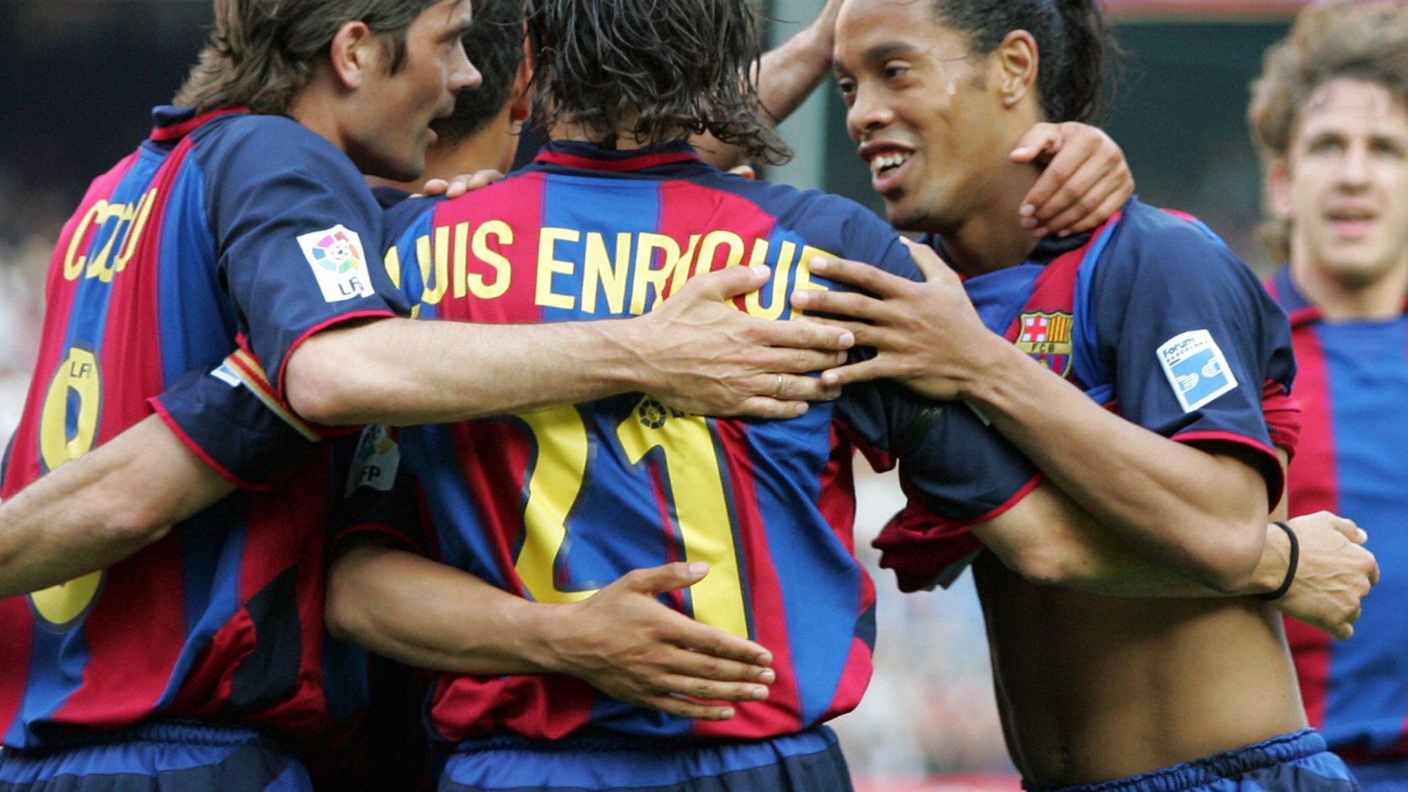 FC Barcelona's Brazilian Ronaldinho (R),