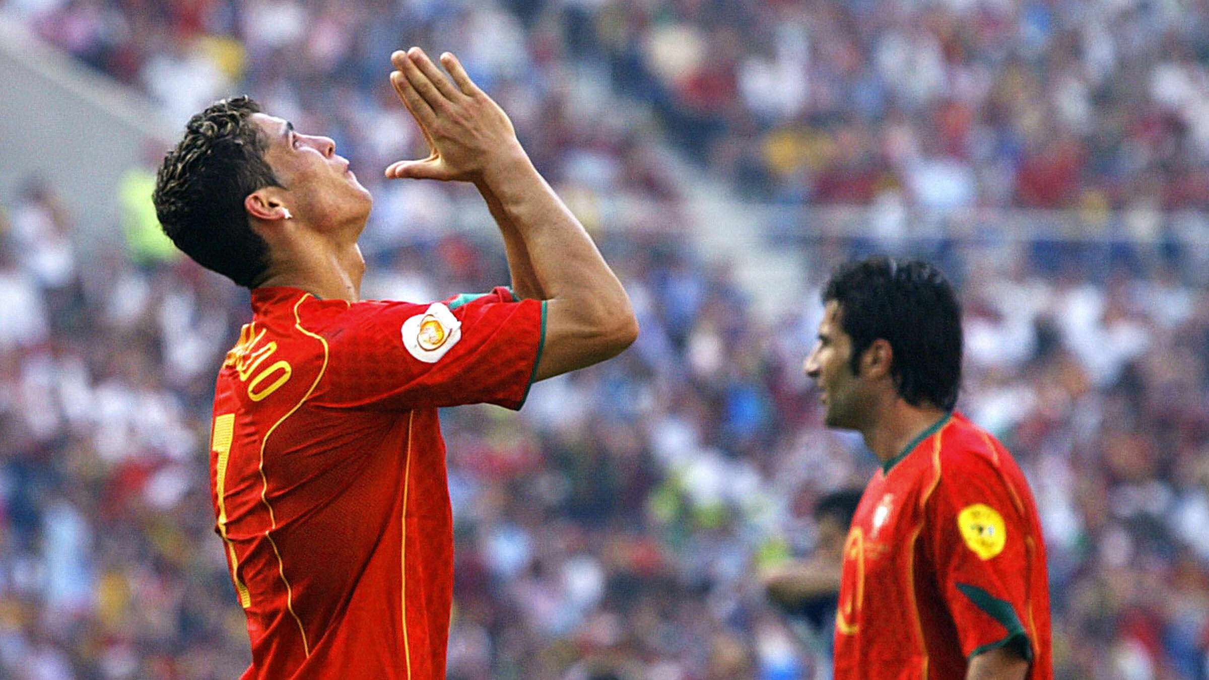 Portugal's forward Cristiano Ronaldo (L)