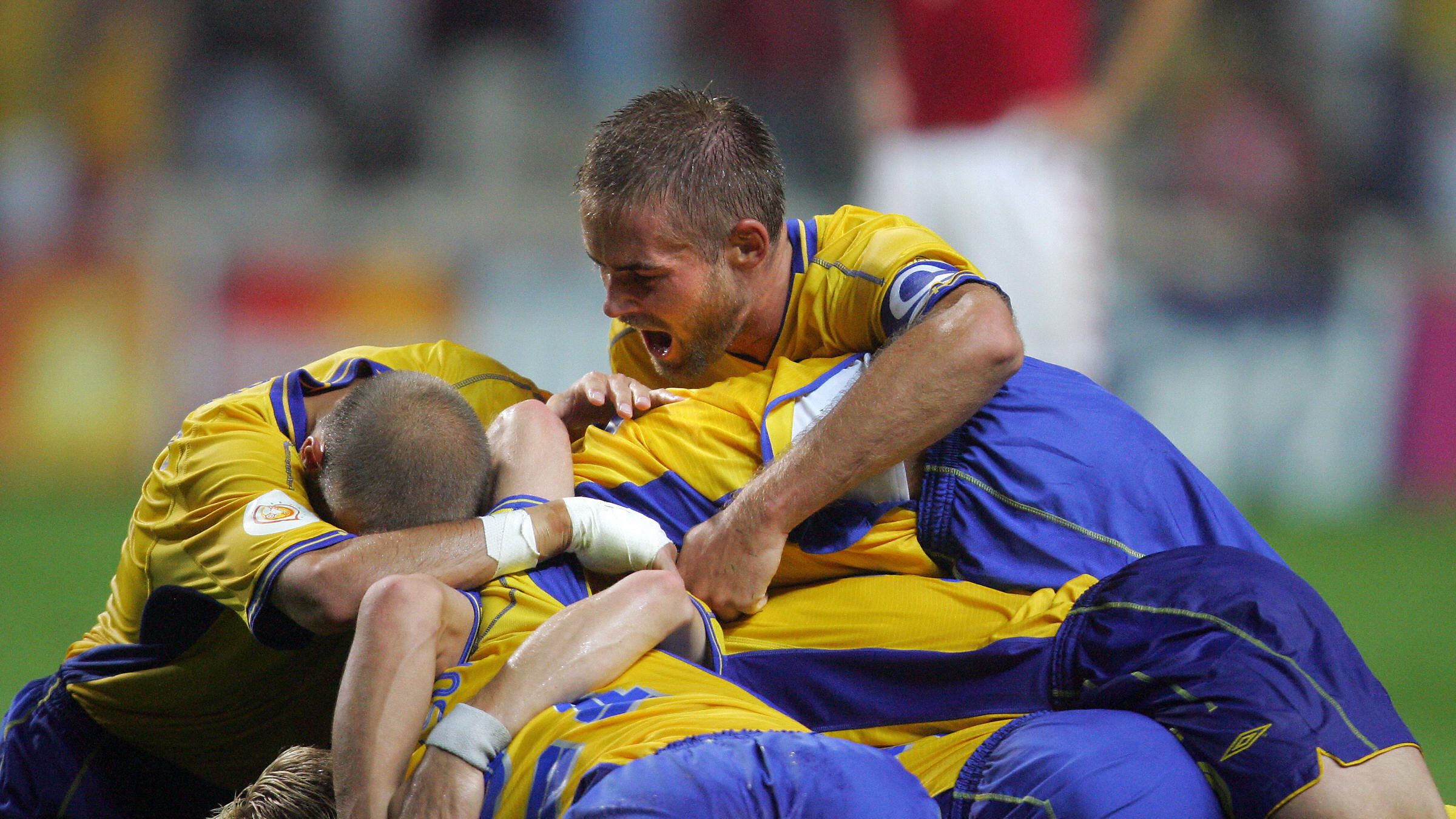 Sweden's defender Olof Mellberg (Top) ce