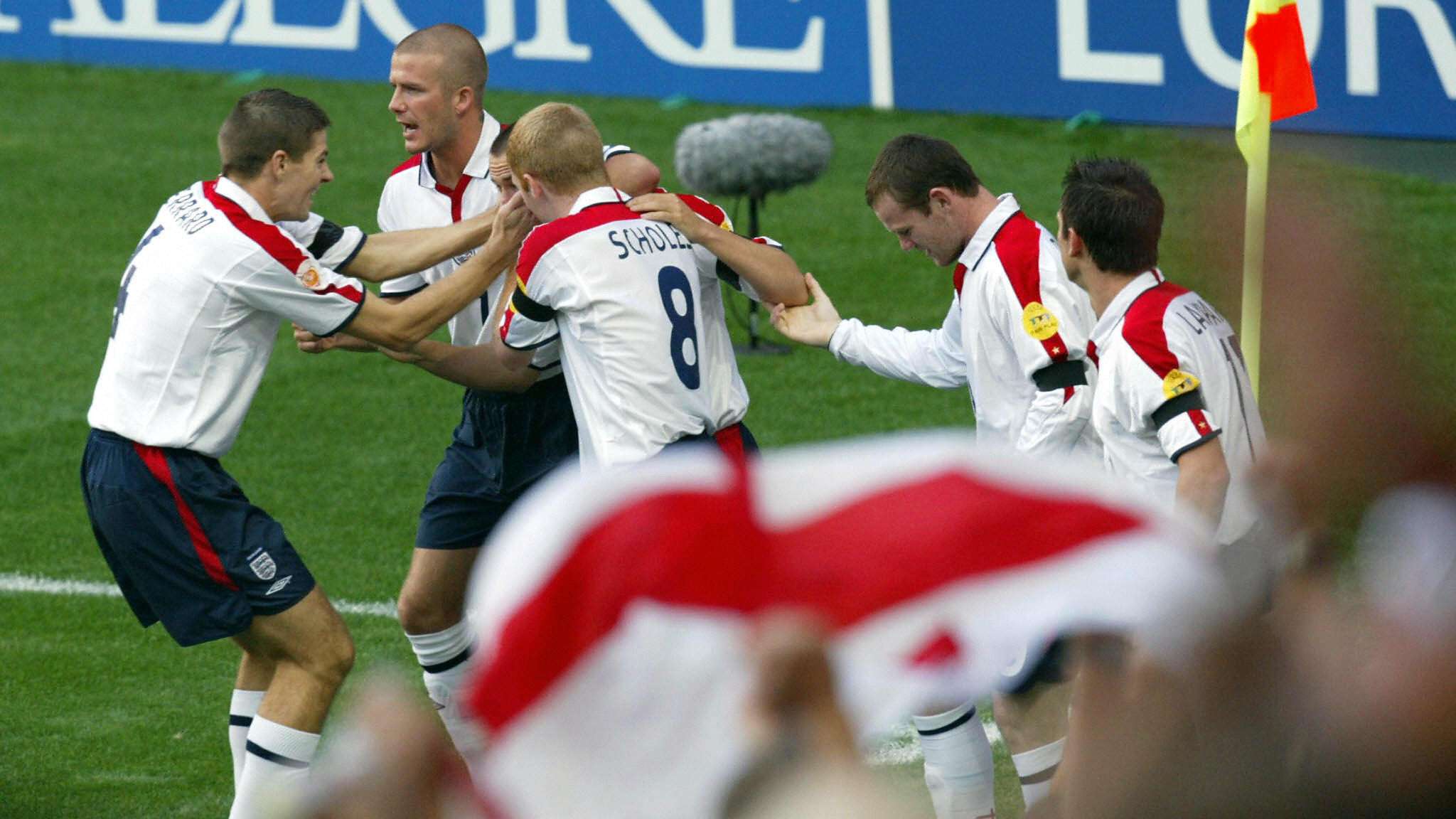 England's midfielders Steven Gerrard (L)