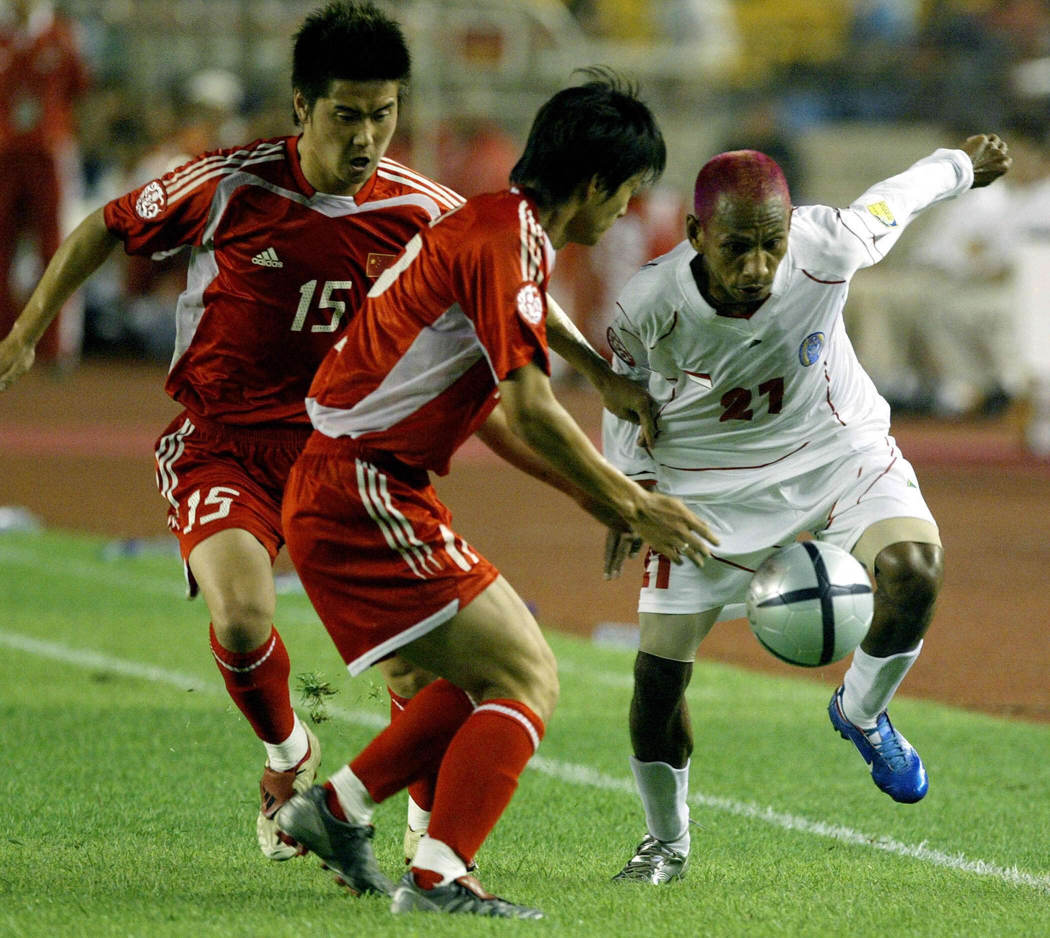 China's Zhao Junzhe (L) and Wei Xin (C)