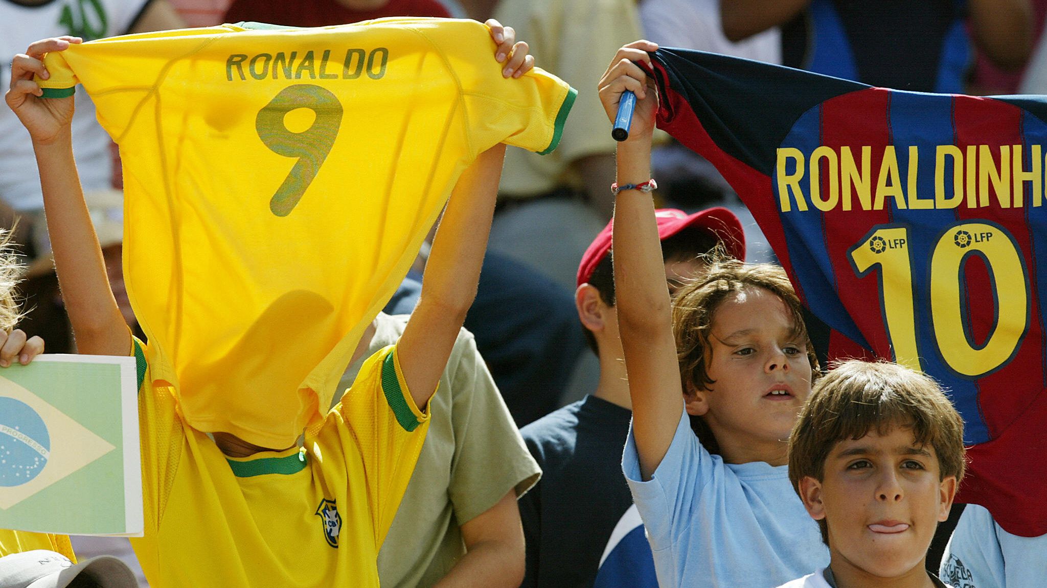 Two Dominican kids raise jerseys with th