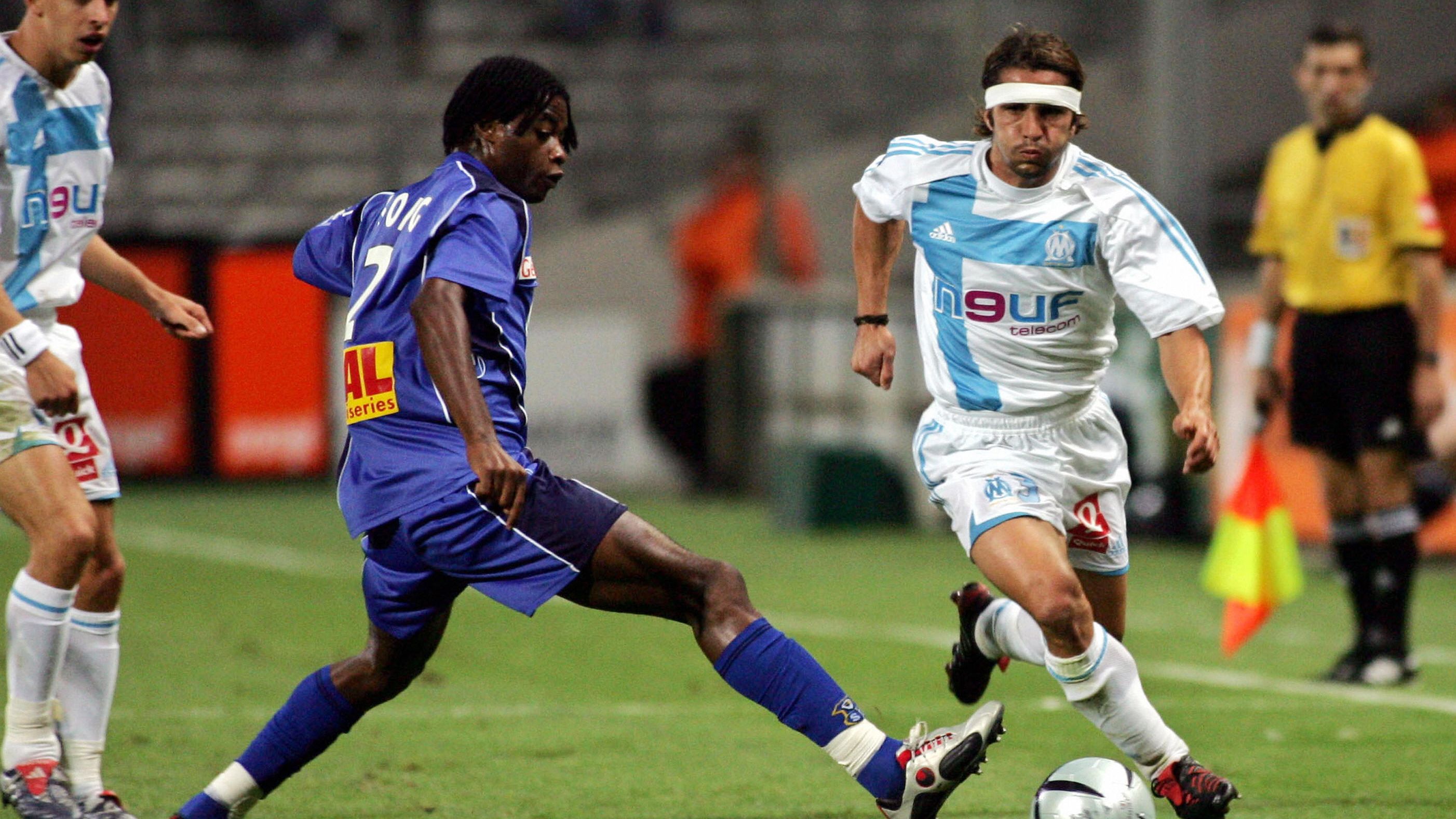 Marseille's forward Bixente Lizarazu (R)