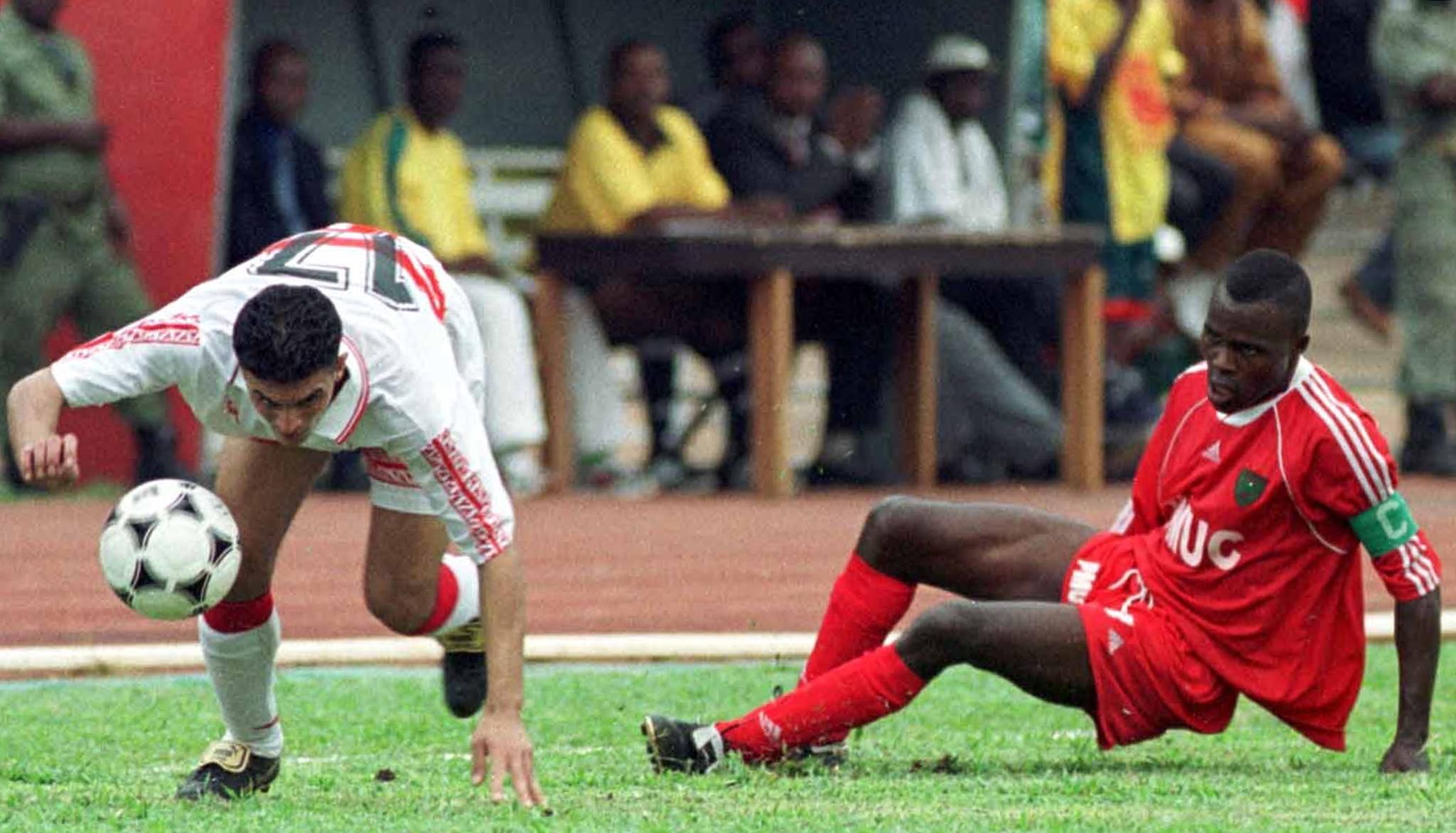 Zamalek's striker Sale Hamad, (L) vies with Atoumb