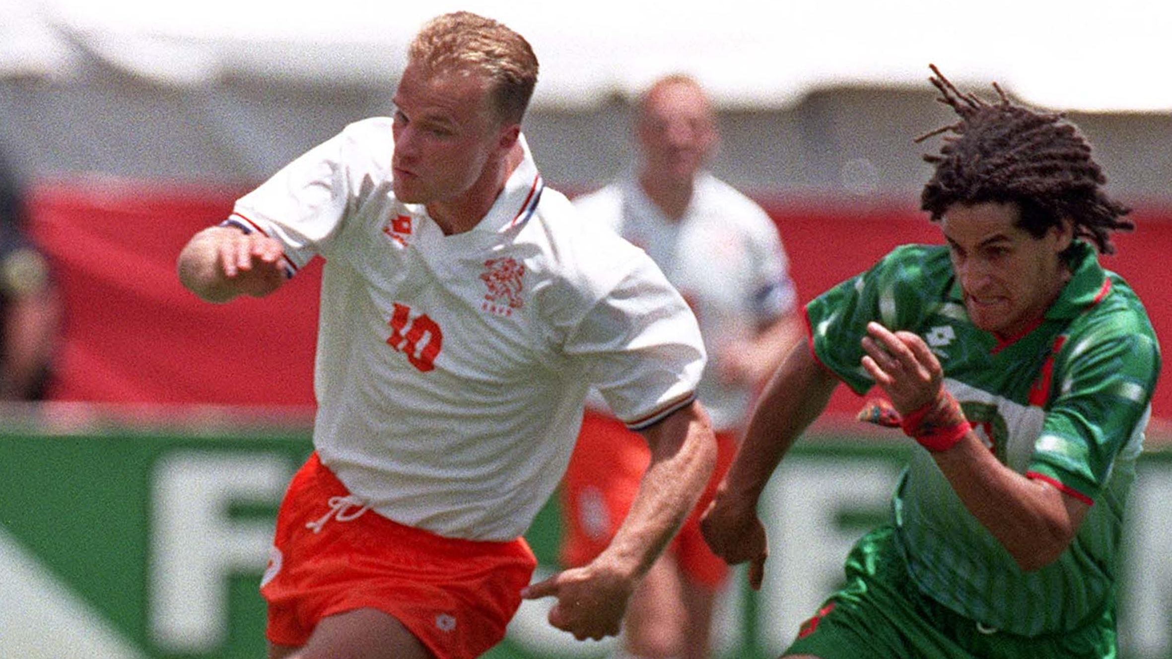 Dutch midfielder Dennis Bergkamp (L) drives for co