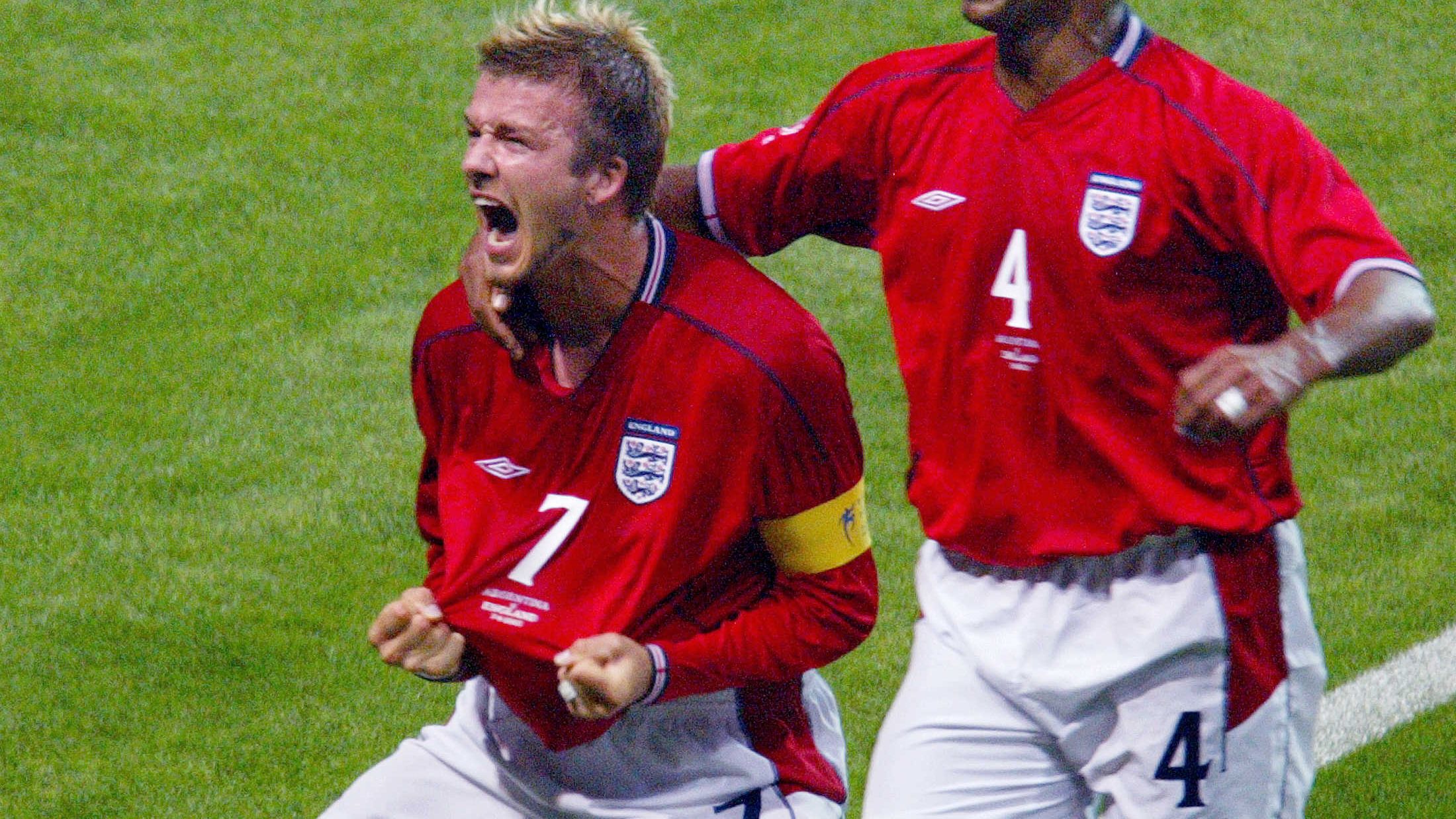 English midfielder David Beckham (L) and his teamm