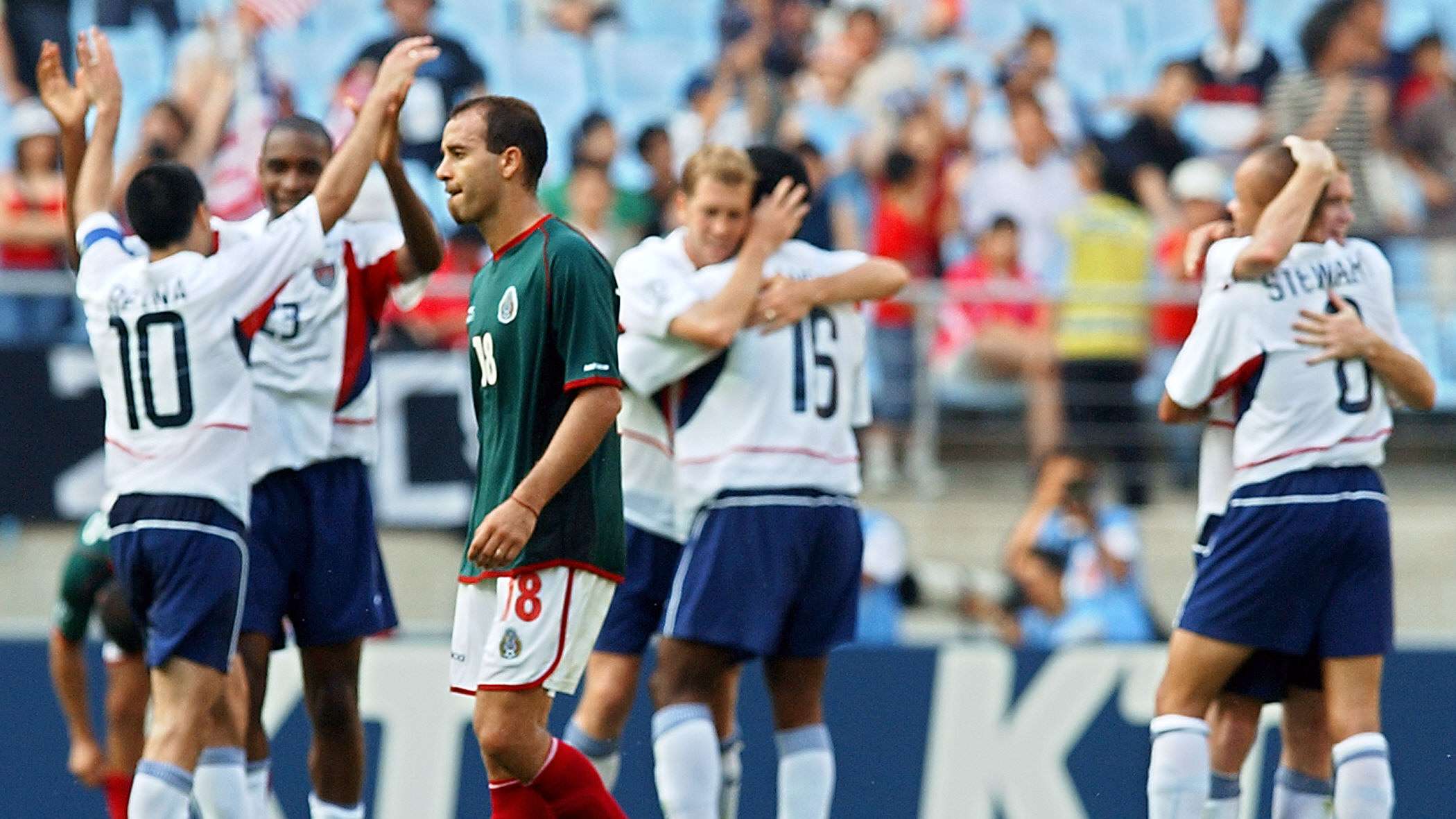 USA's Claudio Reyna (L#10), Carlos Llamosa (C#16)