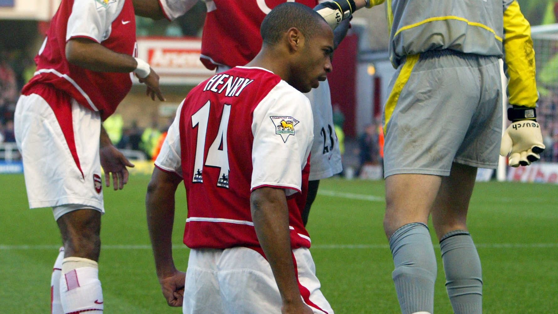Arsenal's Thierry Henry (C) is congratulated by te
