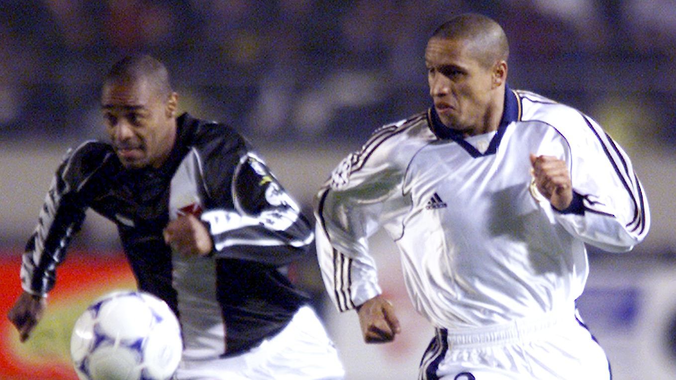 Roberto Carlos (R) of Real Madrid and Vasco Da Gam